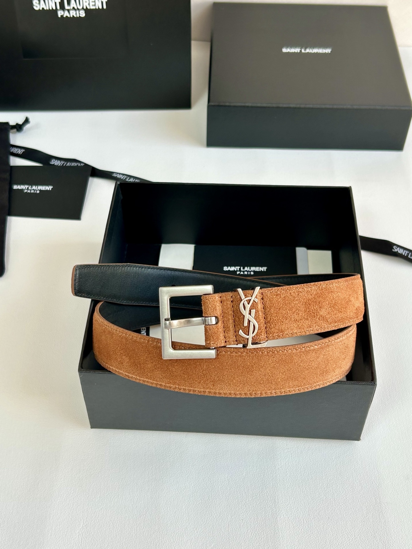 聖羅蘭 女士腰帶，進口小牛皮 配以CASSANDRE 標識腰帶環。古銅色金銀五金可選。精緻優雅的設計，寬度3.0cm