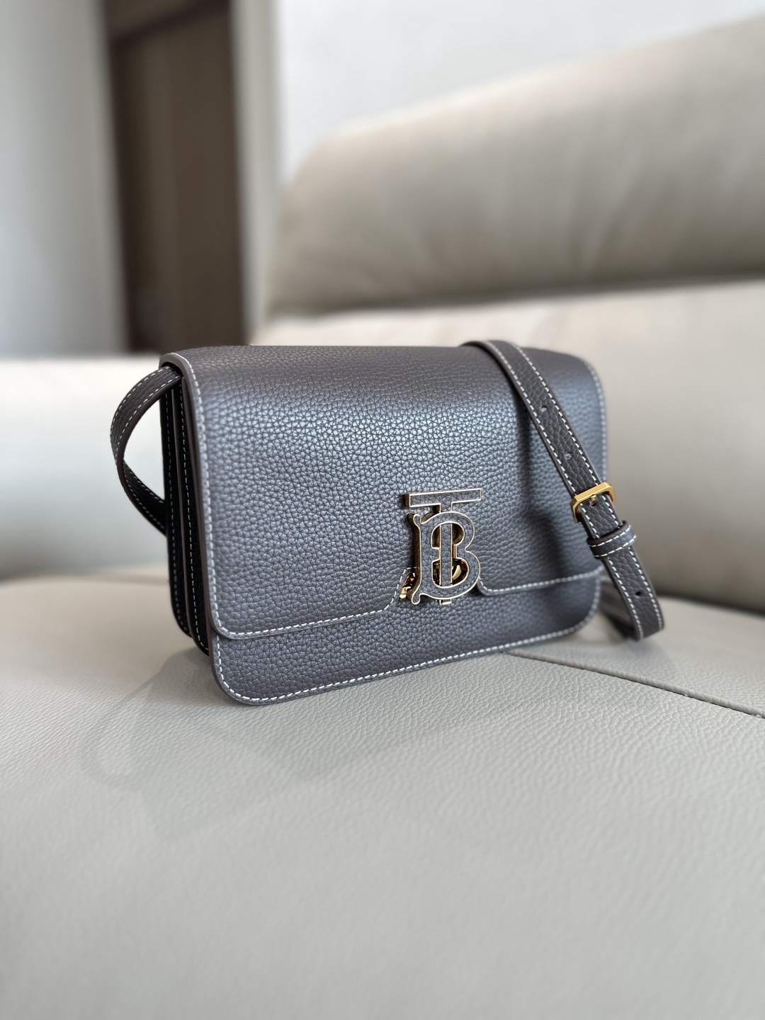 0  B家最新版型立挺的「TB 專屬標識鎖扣包」，選用意大利鞣制粒紋皮革打造，搭配緝明線設計，鎖扣裝飾 Thomas Burberry 靈感專屬標識，可肩背、斜背或打造手拿包造型。
21 x 6 x 16cm❤️型號3311