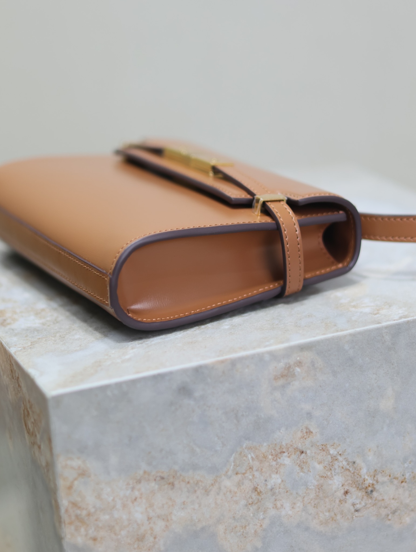 Manhattan mini_腋下/斜挎包
曼哈頓的經典造型，給人一種氣場很大的感覺！全包採用原廠牛皮精心製作，翻蓋中央的金屬搭扣是曼哈頓系列的標誌性元素，包內有一卡袋，無其他多餘隔層，所以自重超級輕！可以肩背 斜挎及腋下背法。整體風格幹練又率性，是超級簡約耐看又大方的款式！
型號：727766
尺寸：19×14×4cm