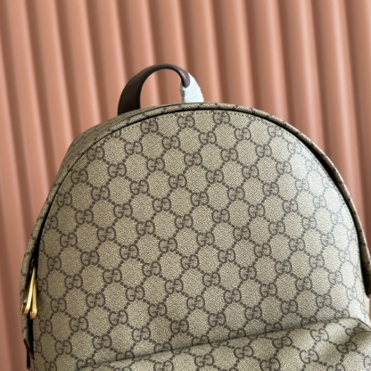 💋💋💋《配全套原廠專櫃包裝》【新品】Ophidia系列匠心選用白色配色，搭配經典廓形與新增功能性設計，甄選觸感柔軟的織物打造。這款背包以柔軟GG Supreme材質打造，匠心綴飾雙G標識和紅綠織帶細節。
