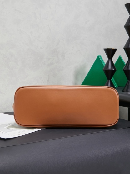 新品贝壳包，简便设计延续Miu慵懒美式老钱的风格，采用顶级进口小牛皮，质感高级柔软，两边弧度设计更具造型感，拉链拉开秒变大托特，长手柄设计实用性更强，可腋下可手提，造型简约潇洒随意，容量超大，上班通勤，逛街出游都是绝佳的选择，内里全新麻布里，配拉链式口袋