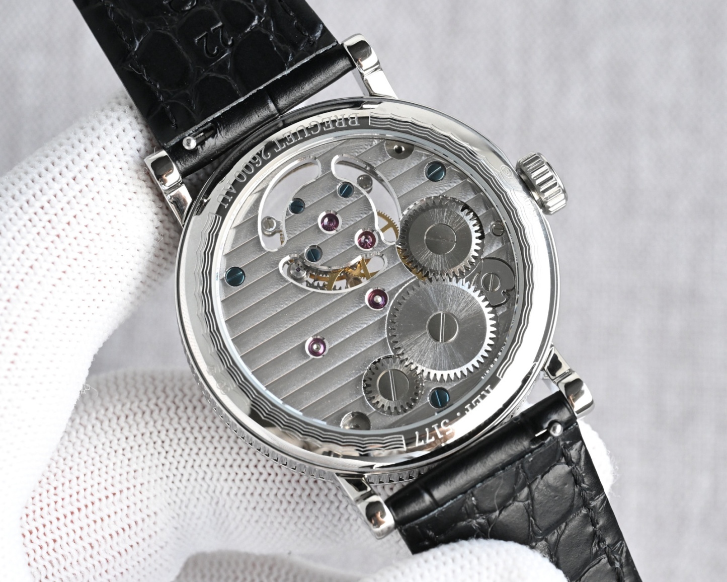 TW Factory  224年前，阿伯拉罕-路易·寶璣 🏅️KF1 先生在他所創立的巴黎鐘錶堤岸制表工坊中，寶肌 創造了制表史上令無數人贊嘆的陀飛輪調速裝置。這一無比複雜的精密機構彰顯了寶璣先生卓然超群的遠見與創想，時至今日仍對高級制表業有著重要意義。至今，陀飛輪的作用和意義已不僅是提高走時的精准度，📸而是譜寫了制表領域的輝煌篇章。寶璣陀飛輪時計臻品在百年徵程中不斷創新，超越自我，集精湛機械製造技藝與深厚美學原理於一身，創制出演繹複雜迷人的機械世界。腕表的表冠上刻有著名的寶璣品牌標誌