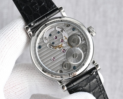 TW Factory  224年前，阿伯拉罕-路易·寶璣 🏅️KF1 先生在他所創立的巴黎鐘錶堤岸制表工坊中，寶肌 創造了制表史上令無數人贊嘆的陀飛輪調速裝置。這一無比複雜的精密機構彰顯了寶璣先生卓然超群的遠見與創想，時至今日仍對高級制表業有著重要意義。至今，陀飛輪的作用和意義已不僅是提高走時的精准度，📸而是譜寫了制表領域的輝煌篇章。寶璣陀飛輪時計臻品在百年徵程中不斷創新，超越自我，集精湛機械製造技藝與深厚美學原理於一身，創制出演繹複雜迷人的機械世界。腕表的表冠上刻有著名的寶璣品牌標誌