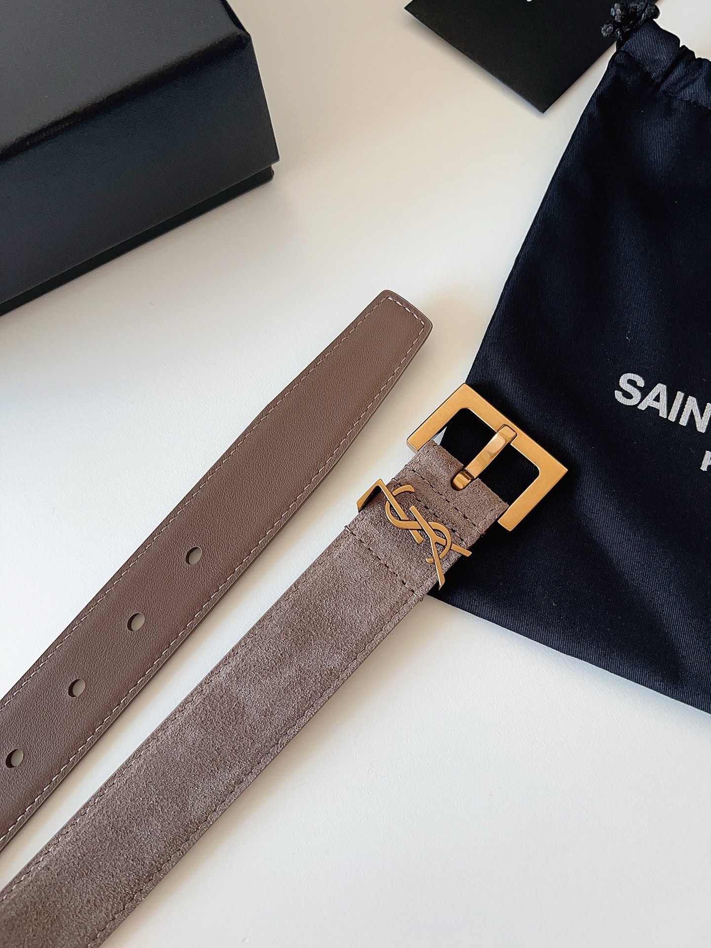 
ysl聖羅蘭2026女士新款腰帶，冬季爆款絨面原版皮，方形搭扣配以ysl標識腰帶環，女士冬季必備款，寬度3.0cm