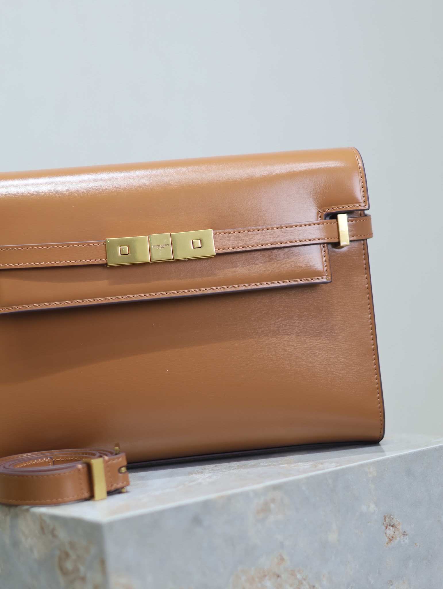 Manhattan_29cm
翻蓋曼哈頓法棍包，一改以往經典的logo，取而代之低調簡約的設計風格，它有點像H家的凱莉，很有復古的味道！商務➕休閒兩者結合，總結起來就是百搭！可以手拿，可以單肩或斜挎，一包多用，滿足了商務型女士，又滿足了小女生的休閒！精心挑選的意大利牙簽紋牛皮、完美的走線、精緻的五金讓整個包包都散髮出高級的味道！
型號：579271
尺寸：29x20.5x7cm