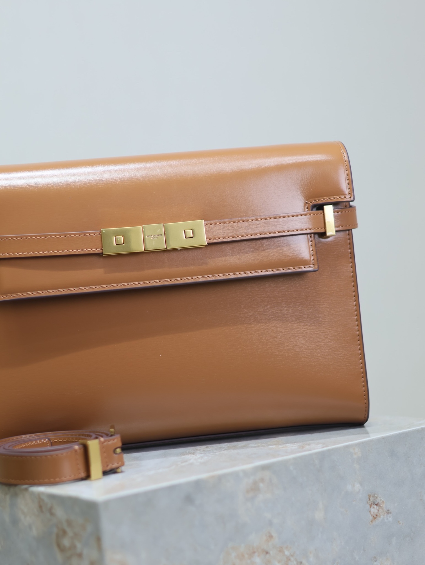 Manhattan_29cm
翻蓋曼哈頓法棍包，一改以往經典的logo，取而代之低調簡約的設計風格，它有點像H家的凱莉，很有復古的味道！商務➕休閒兩者結合，總結起來就是百搭！可以手拿，可以單肩或斜挎，一包多用，滿足了商務型女士，又滿足了小女生的休閒！精心挑選的意大利牙簽紋牛皮、完美的走線、精緻的五金讓整個包包都散髮出高級的味道！
型號：579271
尺寸：29x20.5x7cm