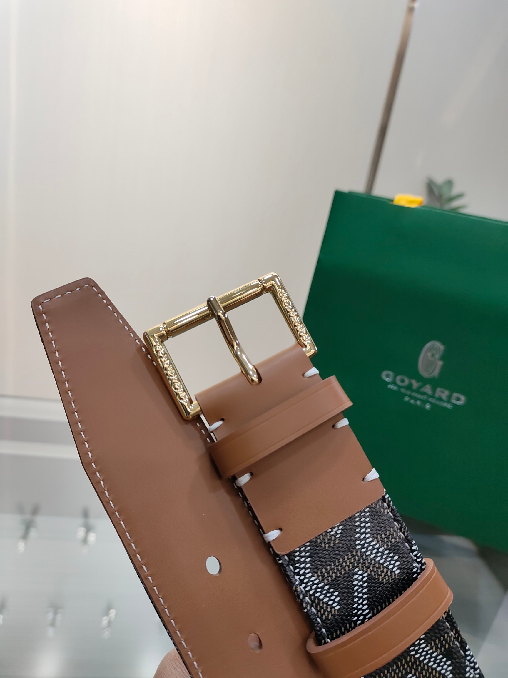 
Goyard(戈雅)腰帶源於法國奢侈品牌，設計風格簡約低調，腰帶身有標誌性帆布搭配進口頭層牛皮，腰帶扣採用簡約精品鋼扣，延續品牌的低調奢華，帶身寬度3.8CM，適用商務休閒日常佩戴。