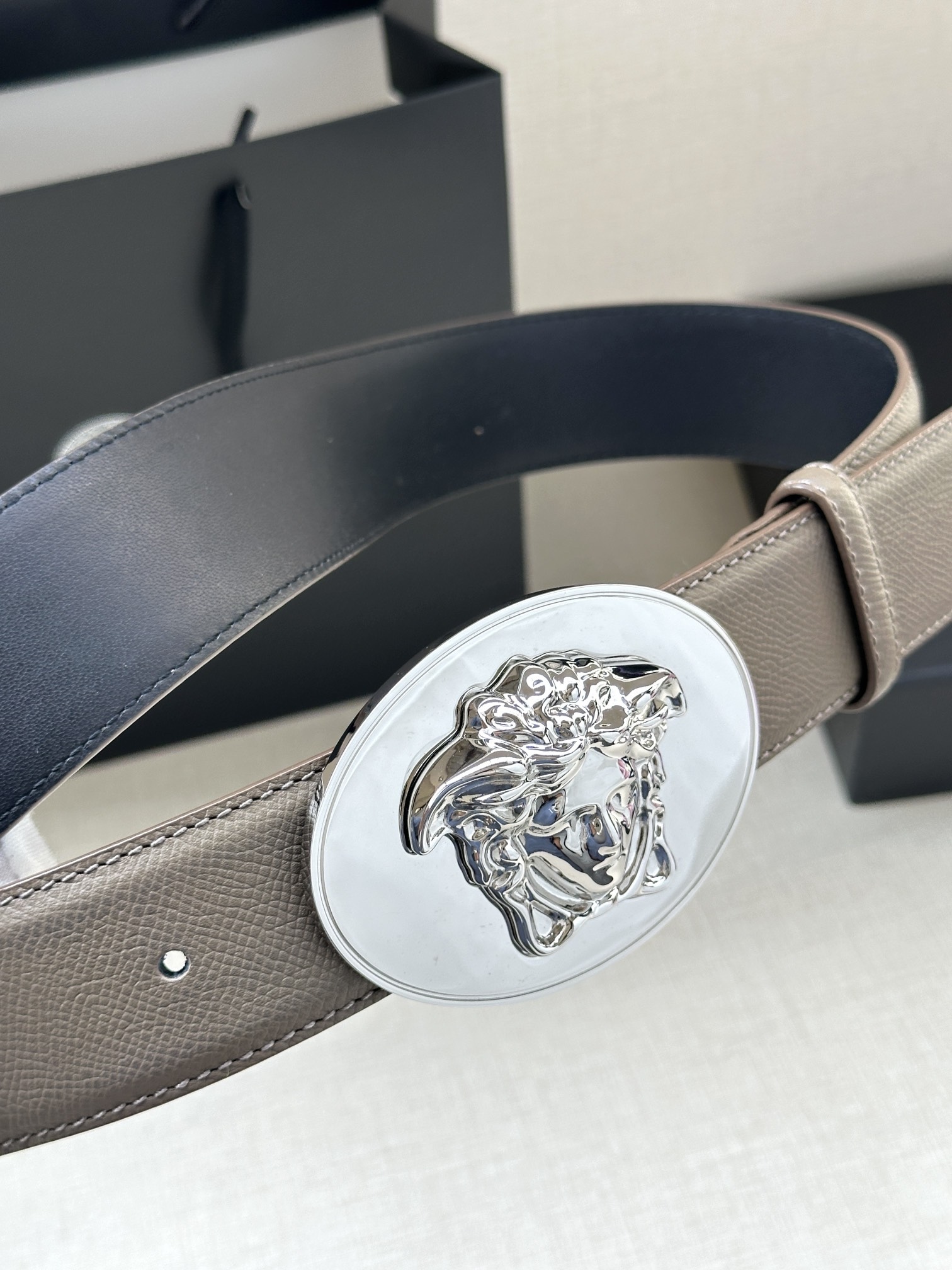 寬度：4.0cm （範思哲） 此款橢圓五金配件、腰帶飾有標誌性的Versace美杜莎頭像扣，彰顯品牌格調。是一款精美的衣櫥必備單品。