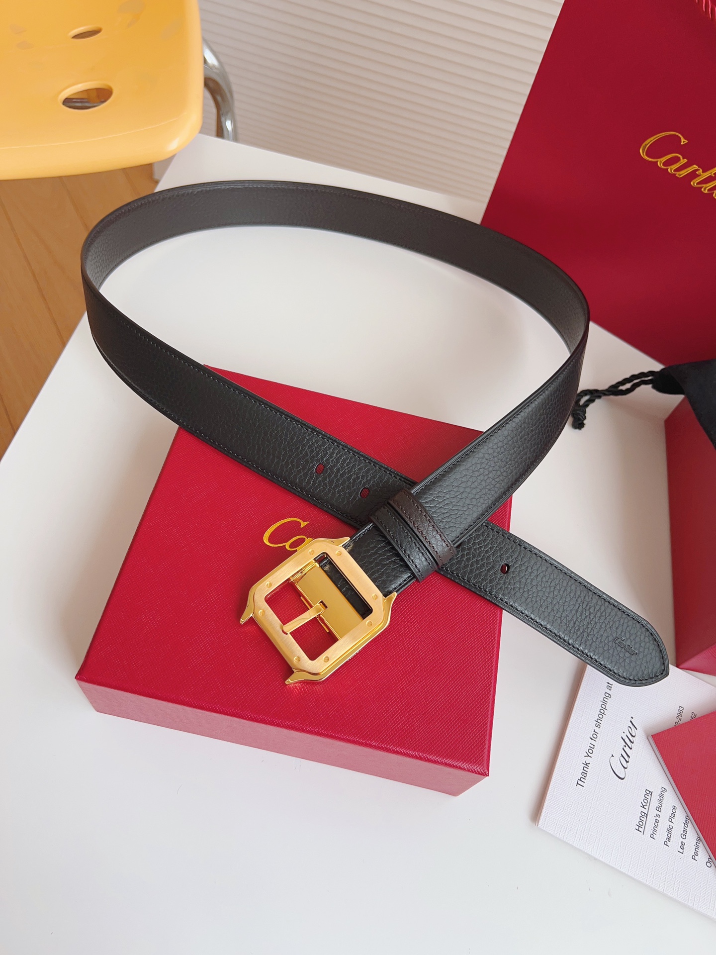 
Cartier（卡地亞）憑借匠心傑作展現與眾不同的美感，融合精湛工藝與經典設計，演繹雋永風格；瀟灑不羈，果敢獨立！此款式易搭配服飾；休閒正裝兩相宜。皮帶寬度：35mm