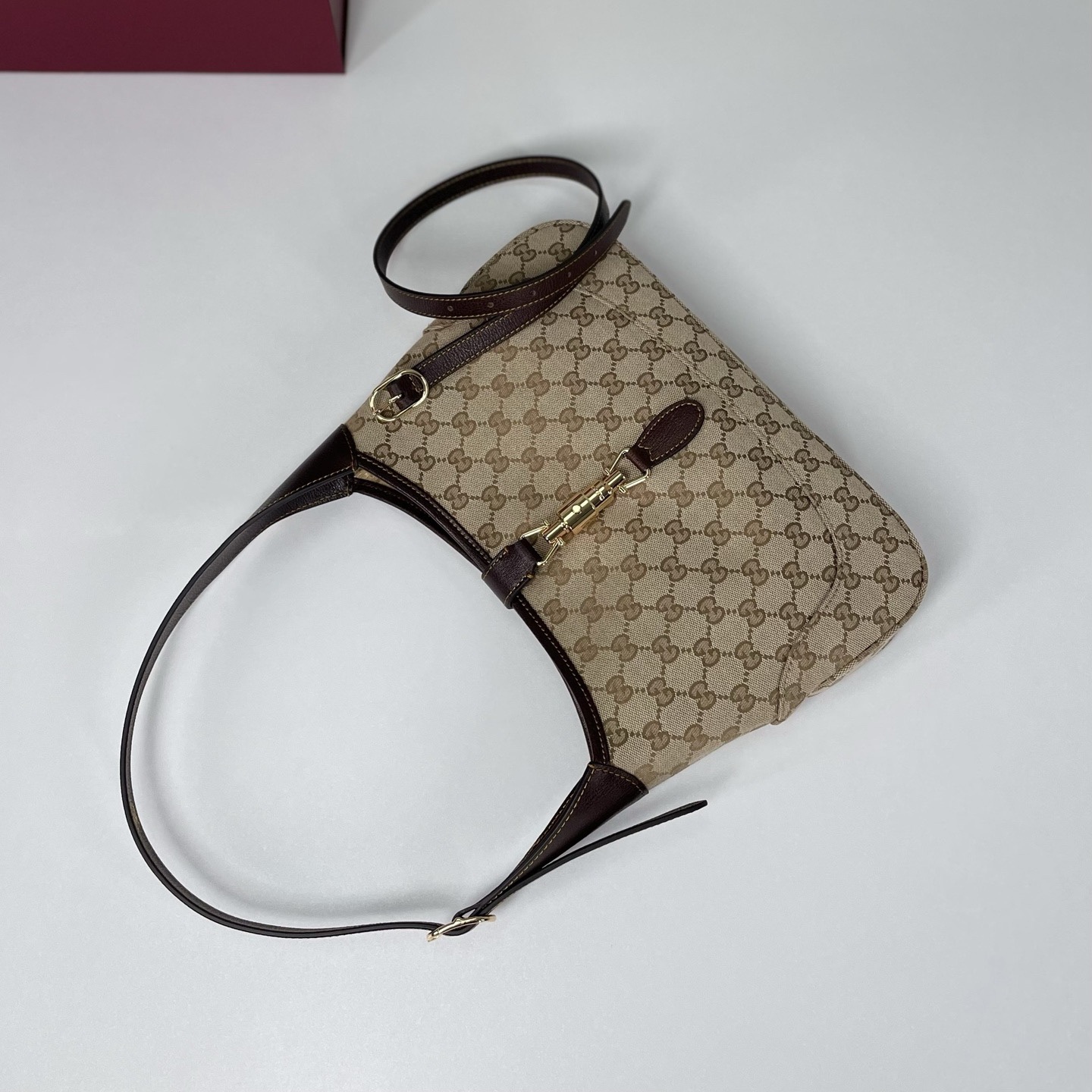 Gucci by Demna新系列，把Gucci的復古奢華玩出了新高度，新品的每一處細節都透著設計師的巧思，經典元素被重新演繹後更具辨識度，從日常腋下包到晚宴流蘇包，風格跨度大卻又統一得很高級。款號863136杏棕，尺寸28X19X4.5