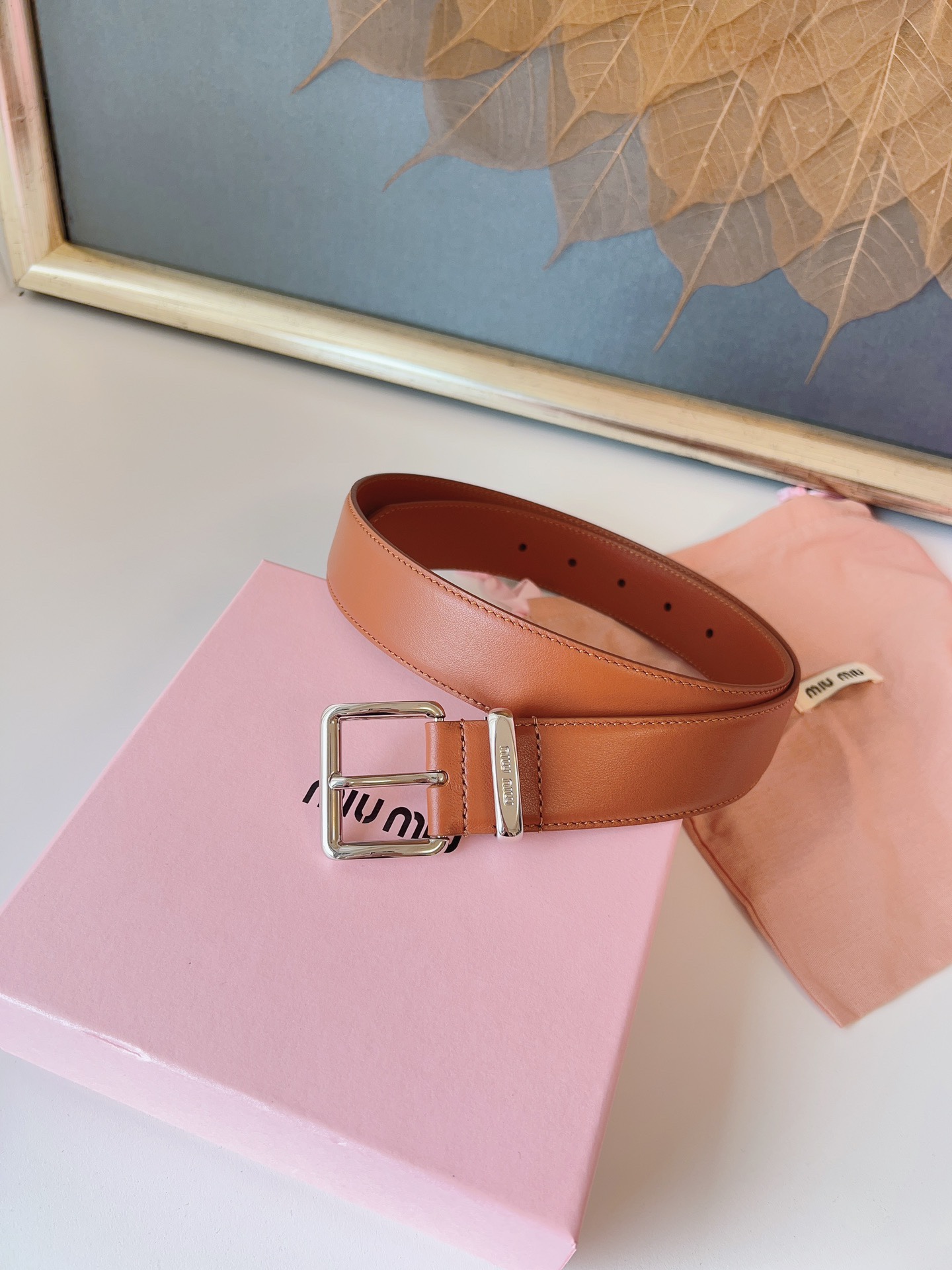 这款皮革腰帶設計簡約而優雅，腰帶環伴以Miu Miu徽標。雙面進口小牛皮 金屬搭扣 腰帶環飾激光雕刻徽標 寬度: 3.5cm

