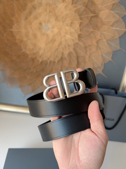 巴黎世家（Balenciaga）寬度3.0cm 是法國的奢侈品牌，作為時尚界最具影響力品牌之一的地位。設計師源於：都市時尚潮流獨特的設計風格，採用進口小牛皮製作；搭配純銅復古五金，使其更具魅力。值得擁有的百搭精品！