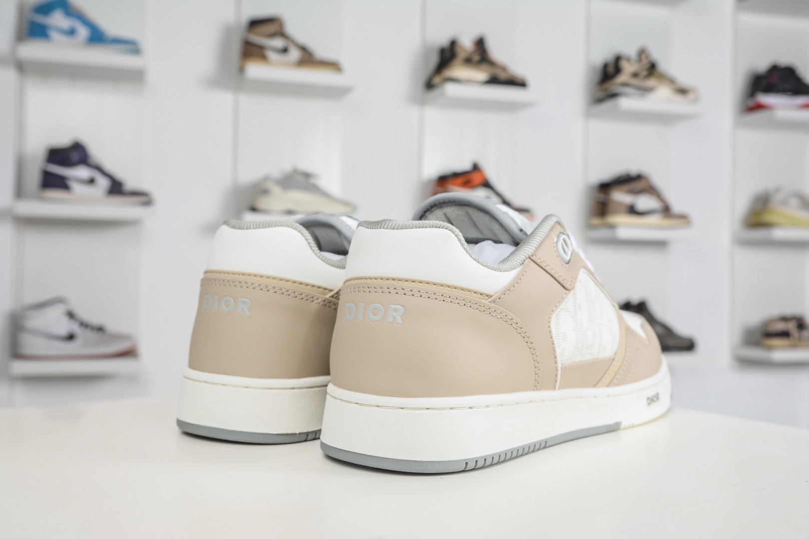 迪奧/Dior B27 Oblique Galaxy Low Top Sneakers B27系列低幫復古真皮百搭運動休閒板鞋 
貨號：3SN272ZIR16536
尺碼：38 39 40 41 42 43 44 45 46