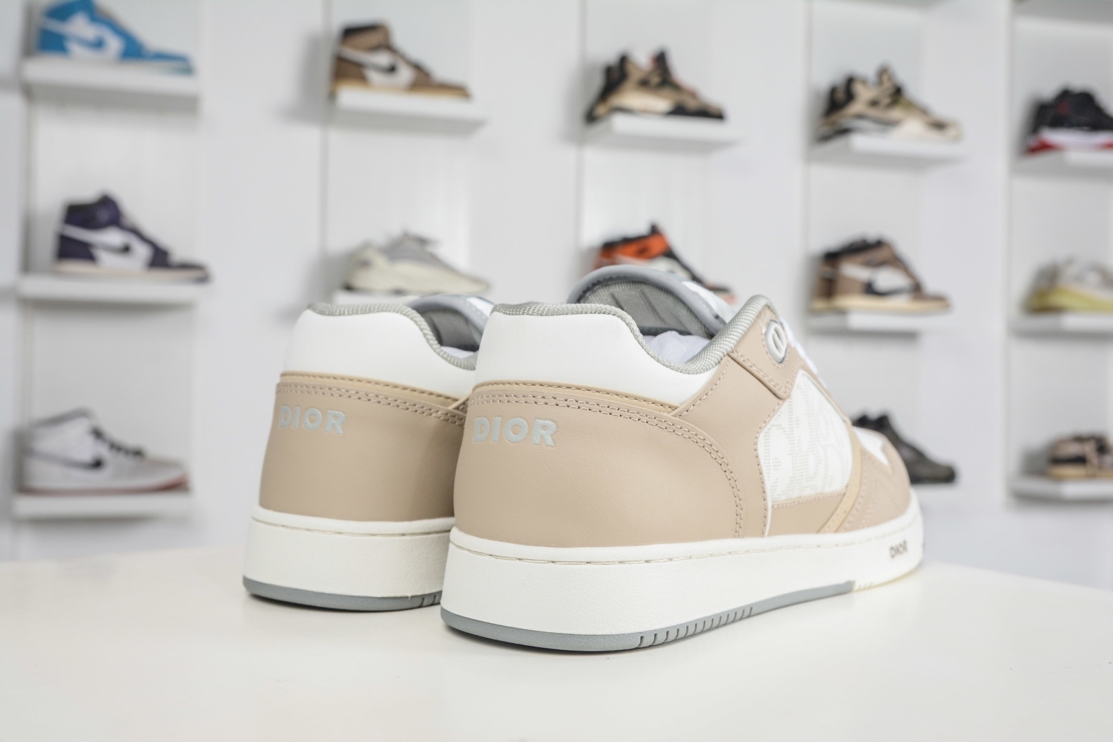 迪奧/Dior B27 Oblique Galaxy Low Top Sneakers B27系列低幫復古真皮百搭運動休閒板鞋 
貨號：3SN272ZIR16536
尺碼：38 39 40 41 42 43 44 45 46