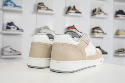 迪奧/Dior B27 Oblique Galaxy Low Top Sneakers B27系列低幫復古真皮百搭運動休閒板鞋 
貨號：3SN272ZIR16536
尺碼：38 39 40 41 42 43 44 45 46