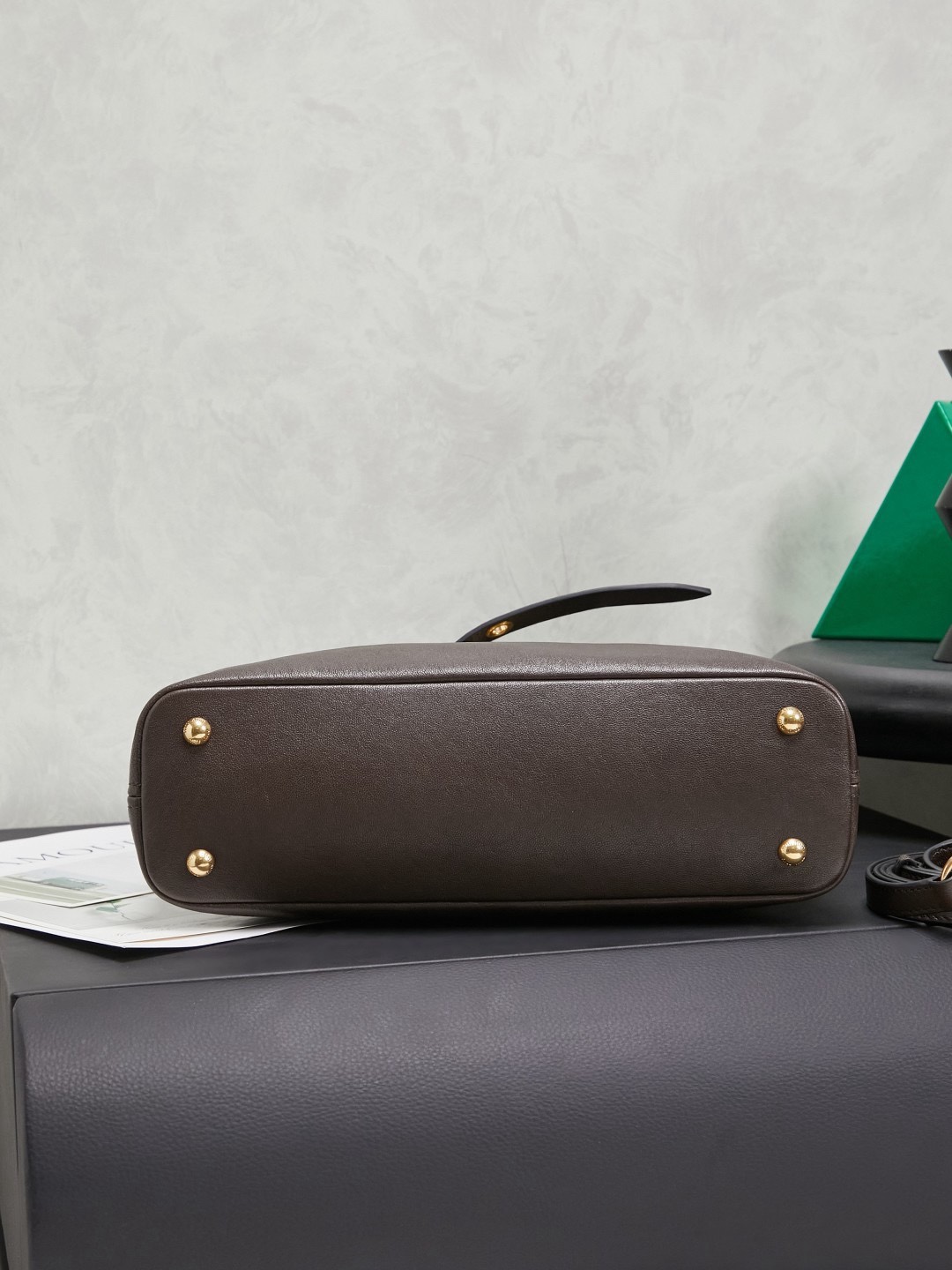 Aventure包袋展现出简约随性的魅力。重新诠释经典线条，这款柔软的Nappa变体展现出多功能和实用的态度，并通过精致独特的细节得到提升。aventure nappa皮革手袋灵感源自miu典藏设计，结构经过调整，变得更加轻便，焕发全新个性，饰以压花字母徽标，增添标志性元素，复古金色五金配件，亚麻混纺衬里，配拉链口袋和贴袋，长手腕适合用作手提或单肩