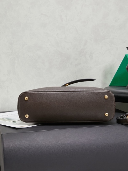 Aventure包袋展现出简约随性的魅力。重新诠释经典线条，这款柔软的Nappa变体展现出多功能和实用的态度，并通过精致独特的细节得到提升。aventure nappa皮革手袋灵感源自miu典藏设计，结构经过调整，变得更加轻便，焕发全新个性，饰以压花字母徽标，增添标志性元素，复古金色五金配件，亚麻混纺衬里，配拉链口袋和贴袋，长手腕适合用作手提或单肩