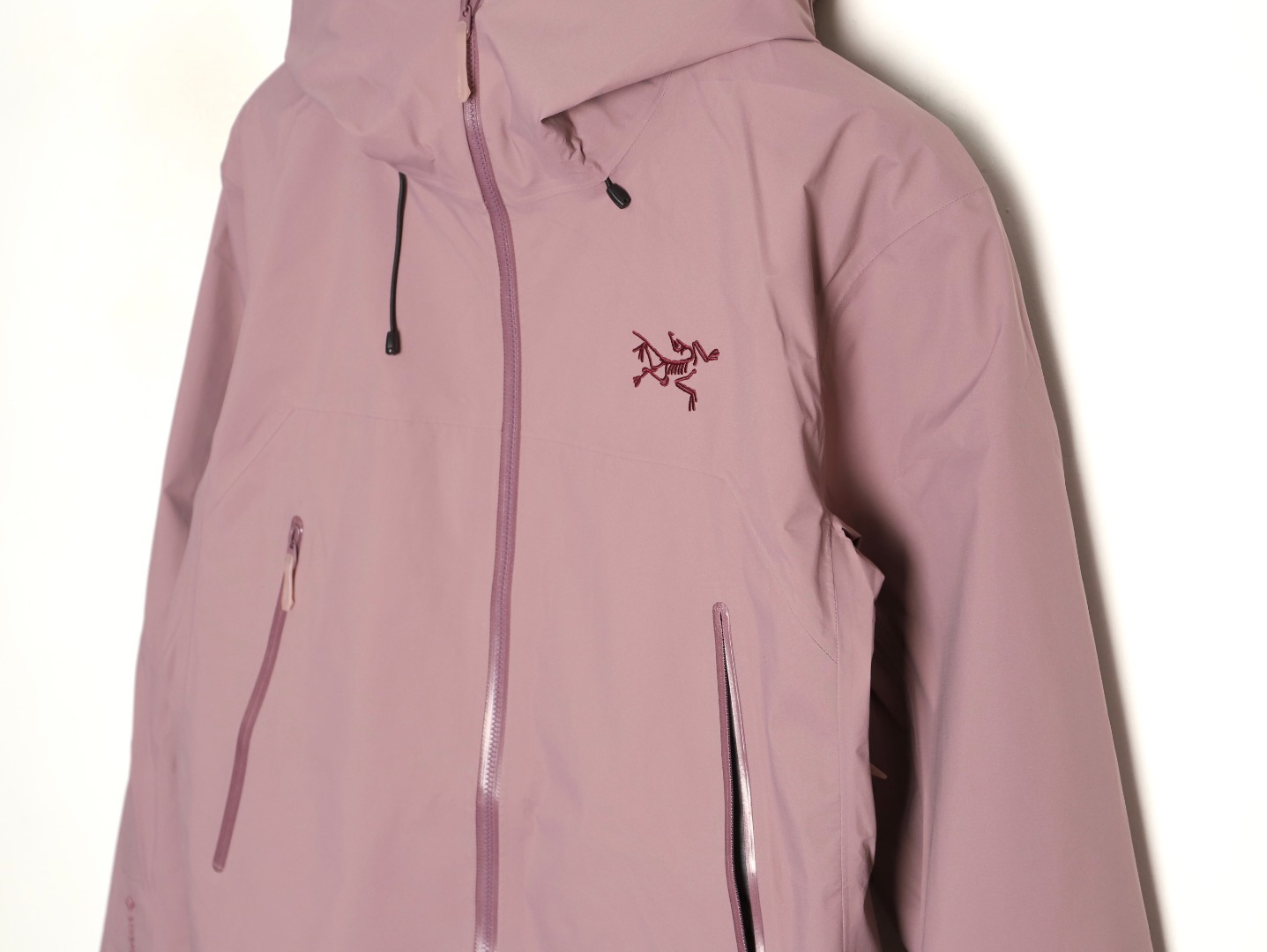 🔝ARC`TERYX 始祖鳥 頂配 Beta SL衝鋒衣
是一款專為戶外探險設計的高性能外套。
採用GORE-TEX 面料。
具備卓越的防水透氣性能，確保在惡劣天氣下依然保持乾爽舒適。
其高質量設計使其便於攜帶，非常適合長時間的徒步和旅行。
Beta SL新色不僅時尚亮眼，還增加了戶外活動中的可見性，提升安全性。獨特的
StormHood™帽兜設計，提供全面的頭部保護，同時不影響視野。
腋下拉鍊設計增強了透氣性，防止過熱。無論是登山、徒步還是日常通勤，始祖鳥Beta SL衝鋒衣都是您不可或缺