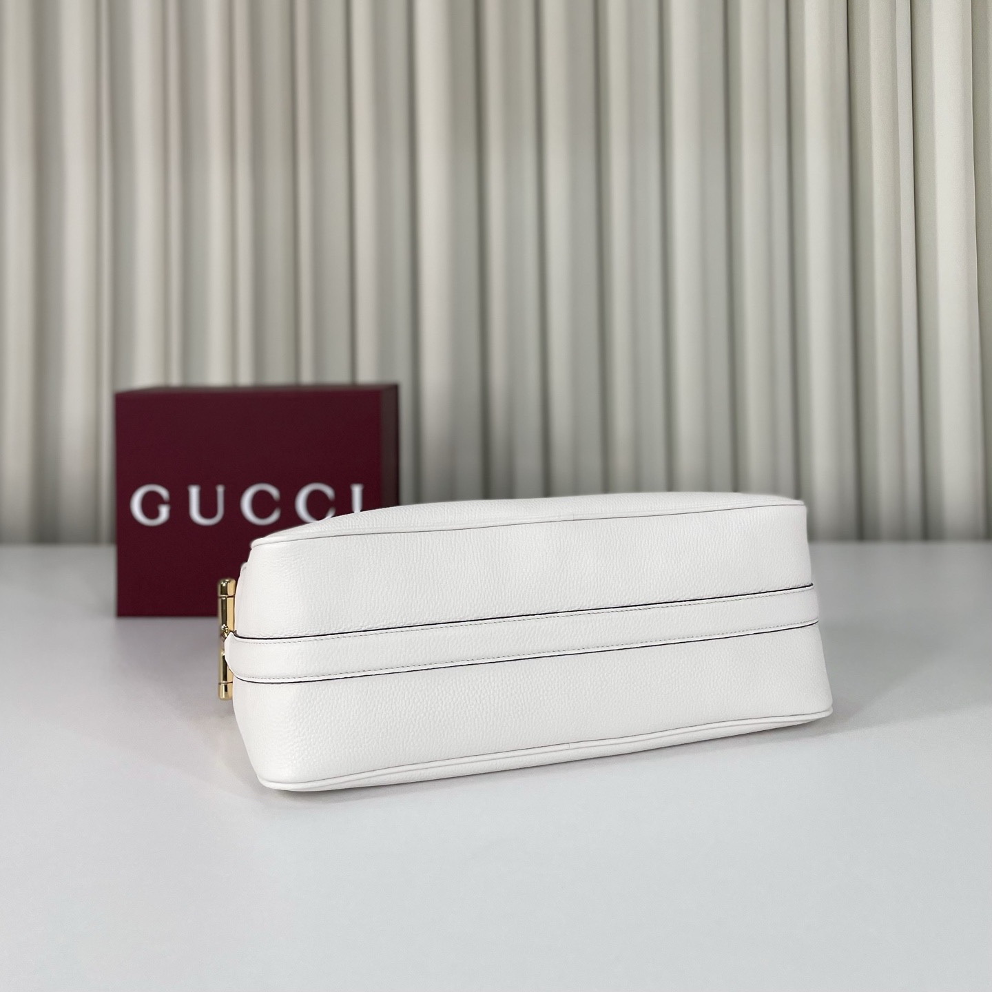 Gucci Half Horsebit系列大號肩背包，煥新呈現，以現代風格煥新演繹品牌最具標誌性的元素之一。該系列巧妙融蘊休閒廓形與標誌性的半馬銜扣配件，這也是其名稱的由來。內部：一個開口袋，可調節牛皮革肩帶，款號862530  尺寸38X20X15