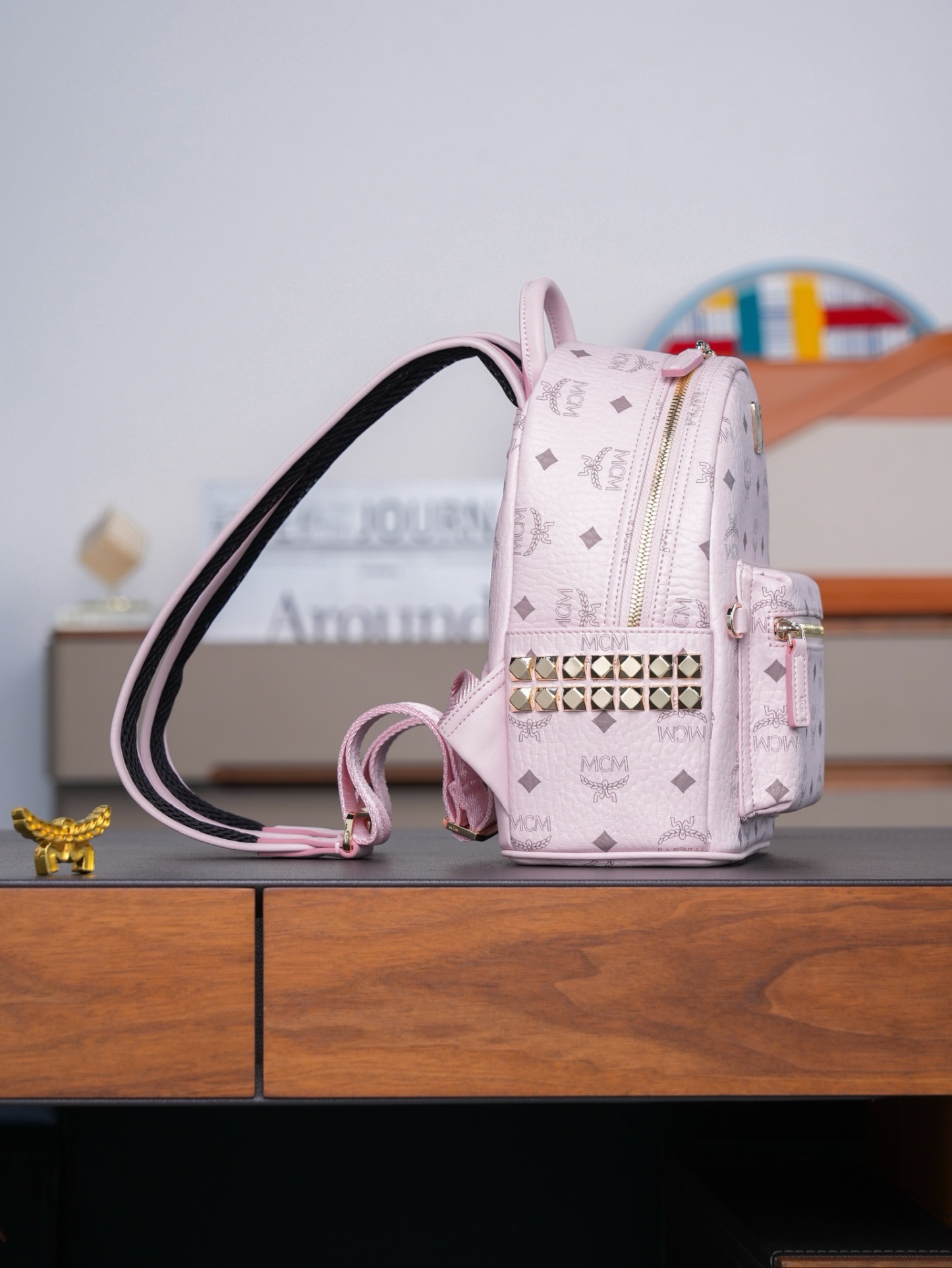 𝙈𝘾𝙈 𝙎𝙩𝙖𝙧𝙠 𝙎𝙞𝙙𝙚 𝙎𝙩𝙪𝙙𝙨𝘽𝙖𝙘𝙠𝙥𝙖𝙘𝙠 𝙞𝙣 𝙑𝙞𝙨𝙚𝙩𝙤𝙨
轻雾粉迷你号#铆钉双肩背包

新升级最高版本
·CP独家出品®️轻雾粉色
这款Visetos经典花纹人造革双肩背包采用金字塔形铆钉装饰及天然皮革饰边设计。
这款迷你Stark双肩包堪称便携包袋中的杰作，完美诠释了环球旅行者无拘无束的精神境界。包袋采用粉色Visetos人造革及皮革制成，因以精致方式收纳小型电子产品及配件而广为人知。多