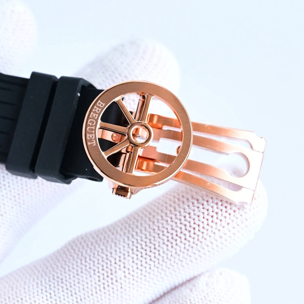 CF新品發佈會，寶璣-Breguet
航海MARINE航海系列5517款腕表，航海天文鐘的起源作品，“時計本是兵家利器”說的就是這款腕表，鐘錶界的巨作。工廠全面抄寫原裝數據，98%還原殼型字面，彰顯原裝優雅硬朗的氣質，原裝同款777A自動機械機芯，鐫刻獨立編號與寶璣先生簽名。直徑40毫米。正反均為藍寶石防刮玻璃，旋入式防水錶冠。實測防水深度100米。搭配飾有太陽放射紋錶盤，配裝進口天然橡膠錶帶，以零頭的價格給您帶來原裝超值體驗。