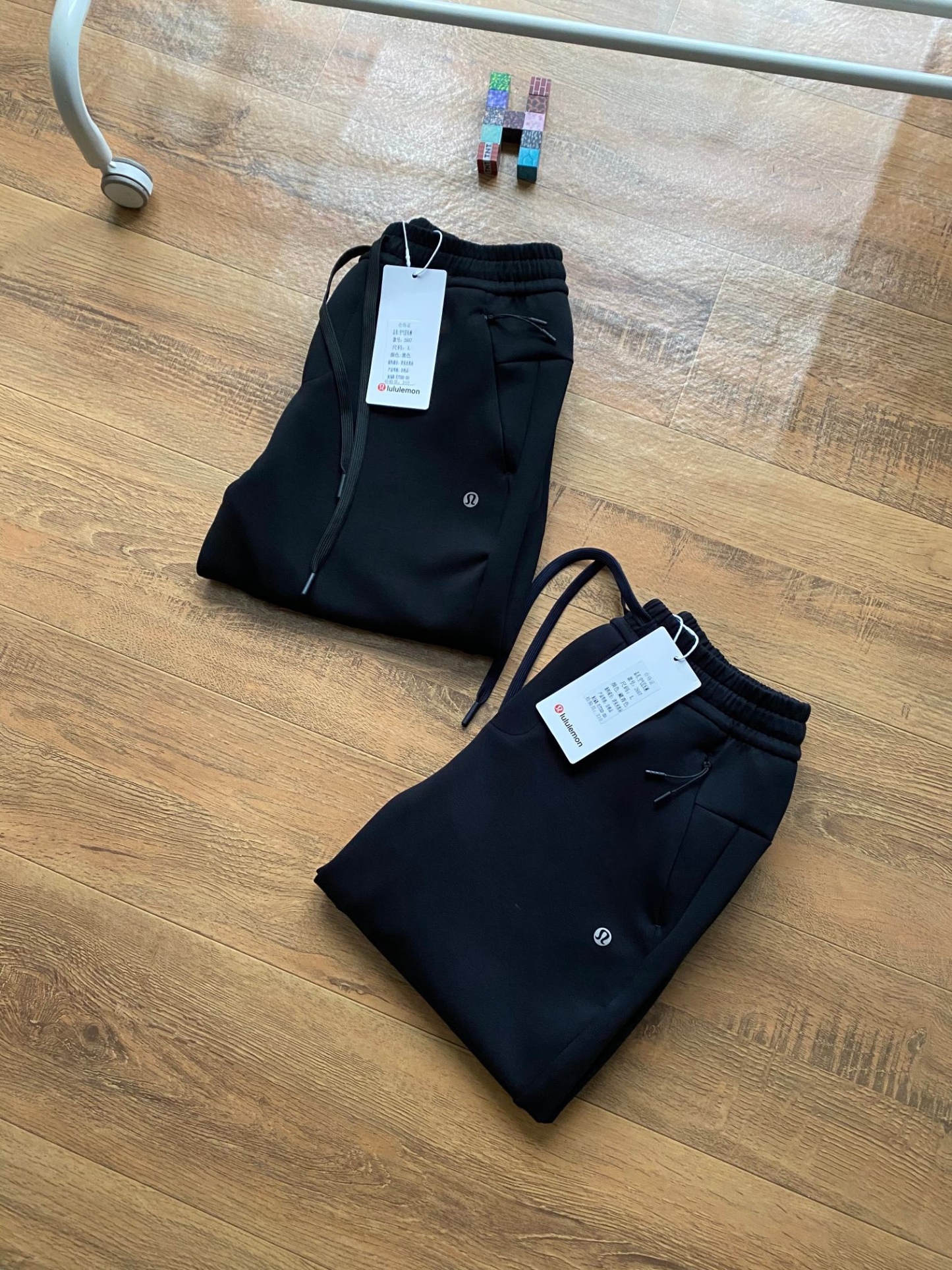 lululemon 露露  2026年春秋季新款男空氣棉休閒長褲  鬆緊腰帶 男士休閒運動衛褲！經典時尚款，客供彈力空氣層面料，軟糯垂彈，舒適透氣！採用空氣棉面料，上身絲滑，柔軟親膚，舒適透氣，不起球，不褪色，耐洗耐穿，上身百搭，不臃腫！做工精細，品質保證！精美logo燙印，兩側隱藏拉鍊口袋，做工細節都非常不錯，上身簡約百搭！立腰部鬆緊抽繩，兩側拉鍊口袋，做工走線整齊密集，高品質精品貨，空氣層面料定織定染，無色差。寬松版型，不挑腿型，更加遮肉顯瘦，烘托休閒隨意舒適的氣氛，不管怎麼穿搭都好看！