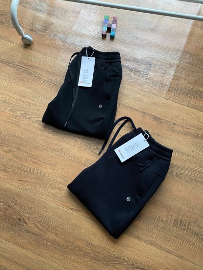 lululemon 露露  2026年春秋季新款男空氣棉休閒長褲  鬆緊腰帶 男士休閒運動衛褲！經典時尚款，客供彈力空氣層面料，軟糯垂彈，舒適透氣！採用空氣棉面料，上身絲滑，柔軟親膚，舒適透氣，不起球，不褪色，耐洗耐穿，上身百搭，不臃腫！做工精細，品質保證！精美logo燙印，兩側隱藏拉鍊口袋，做工細節都非常不錯，上身簡約百搭！立腰部鬆緊抽繩，兩側拉鍊口袋，做工走線整齊密集，高品質精品貨，空氣層面料定織定染，無色差。寬松版型，不挑腿型，更加遮肉顯瘦，烘托休閒隨意舒適的氣氛，不管怎麼穿搭都好看！