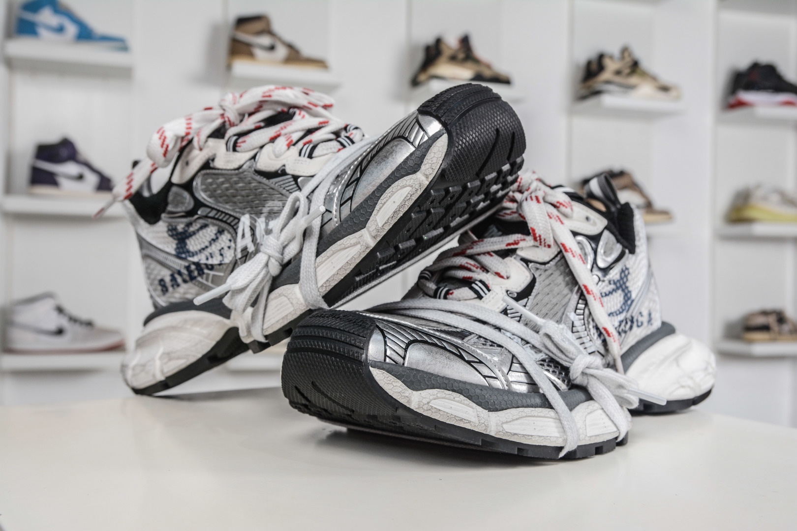 BALENCIAGA 3XL Sneakers 巴黎世家十代 水印logo字母標 3XL巴黎老爹一腳蹬系列復古做舊
貨號：840090 W3XSG 9239
尺碼：35 36 37 38 39 40 41 42 43 44 45 46