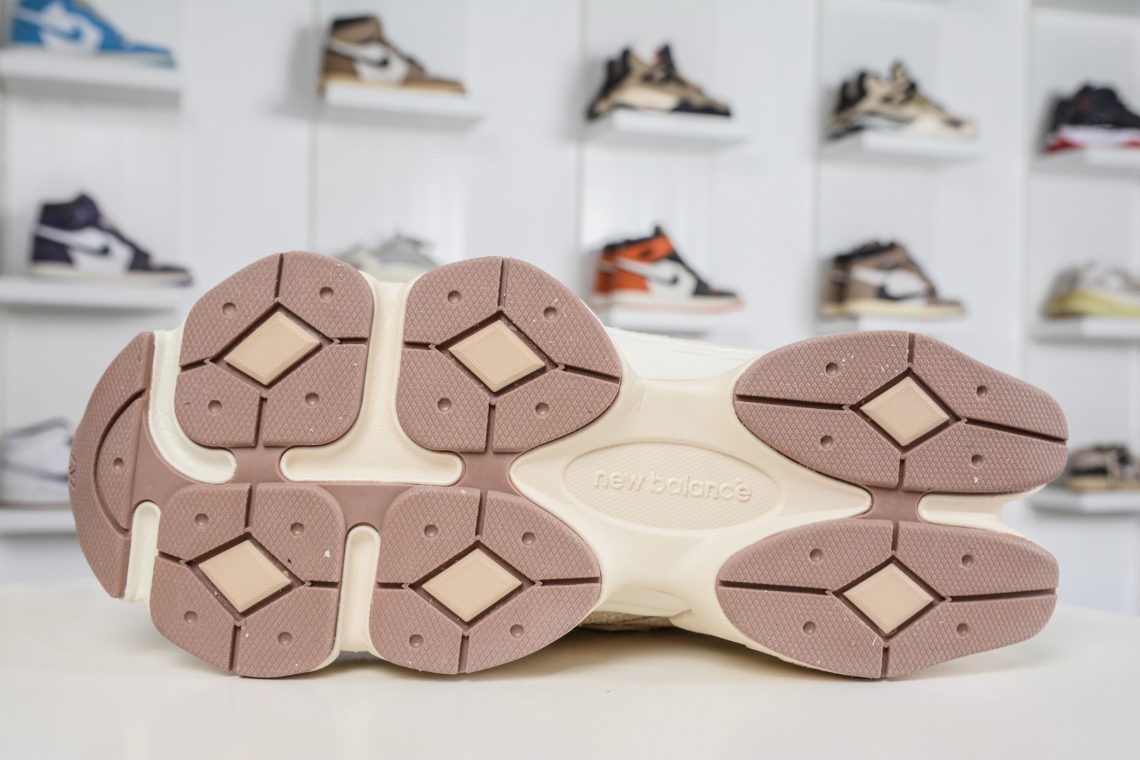 新百倫New Balance NB9060 米色 U9060CCB 
Size：36 37 37.5 38 38.5 39 40 40.5 41 42 42.5 43 44 45 45.5 46.5