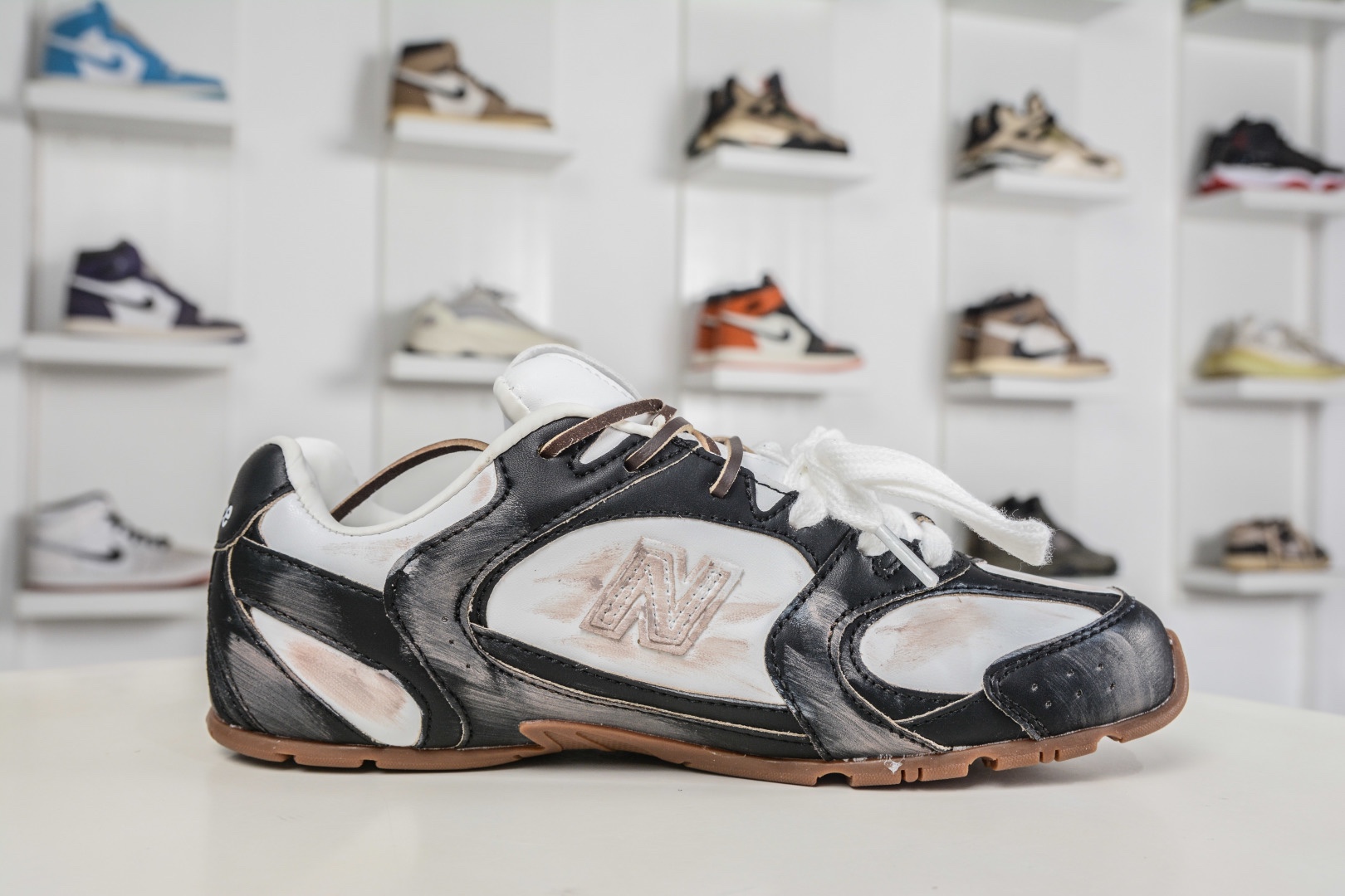 Miu Miu x New Balance聯名款運動鞋 New Balance 530 學院少女風 
尺碼：36 37 37.5 38 38.5 39.5 40 40.5 41.5 42 42.5 43 44 44.5 45