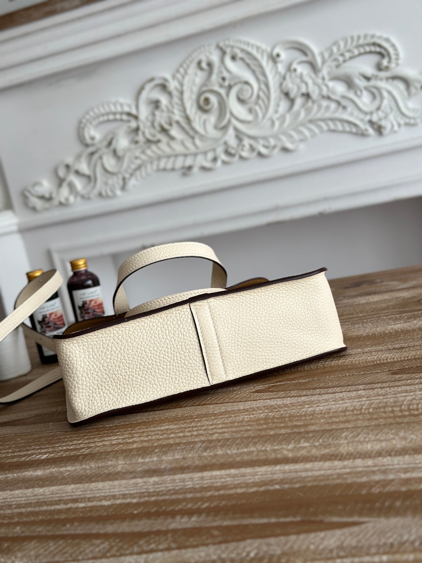 馬蹄包  半手工蠟線	Halzan	
 能滿足各種背法的!!
①手拎包②斜挎包③單肩包④手拿包
togo皮、五金細緻到油邊 無處不精緻√ 
尺寸：25cm