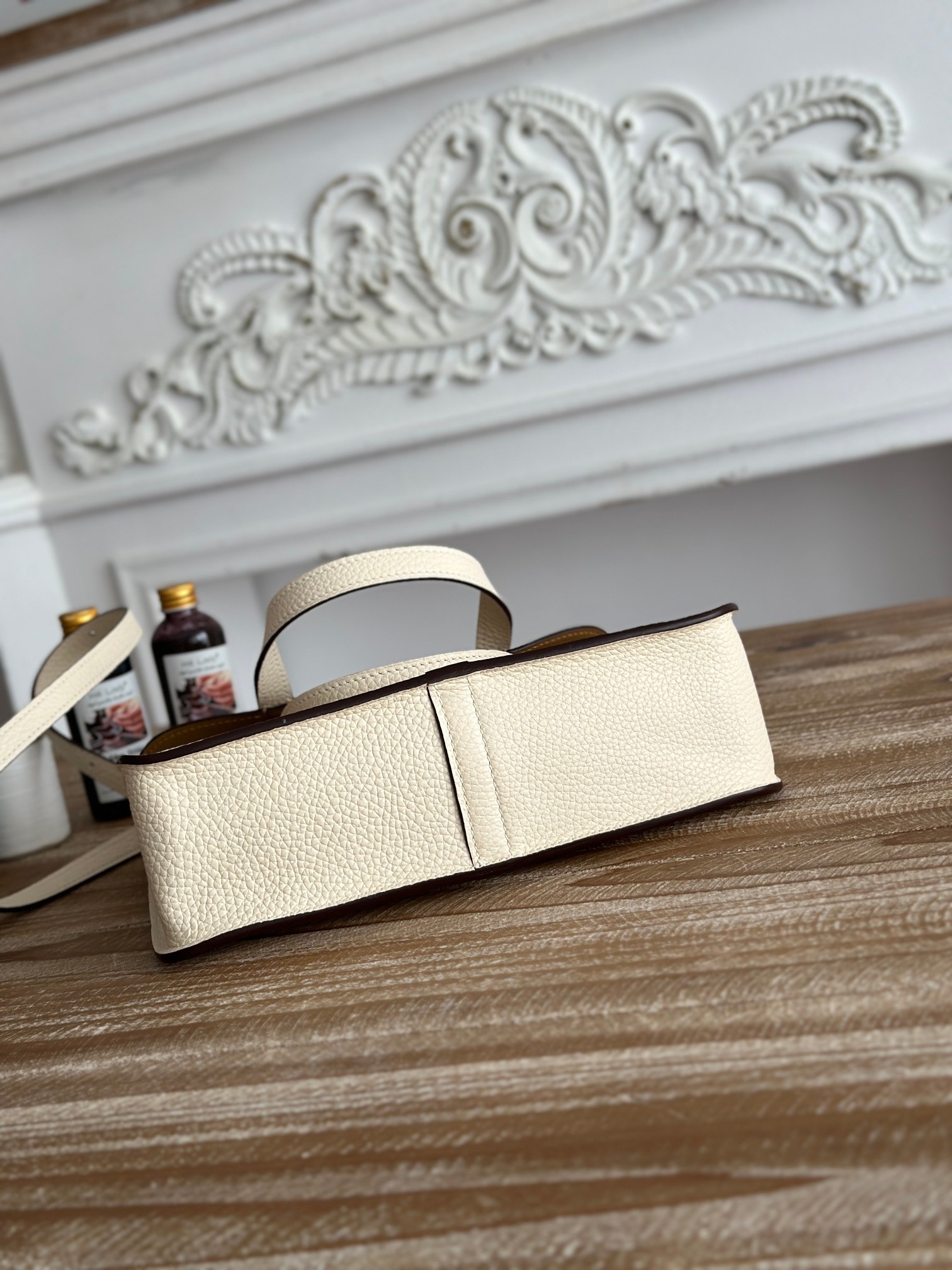 馬蹄包  半手工蠟線	Halzan	
 能滿足各種背法的!!
①手拎包②斜挎包③單肩包④手拿包
togo皮、五金細緻到油邊 無處不精緻√ 
尺寸：25cm