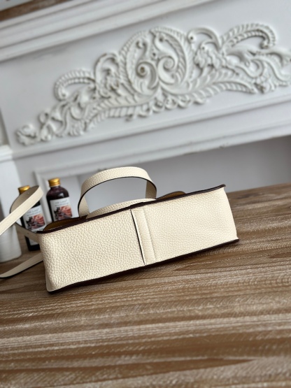 馬蹄包  半手工蠟線	Halzan	
 能滿足各種背法的!!
①手拎包②斜挎包③單肩包④手拿包
togo皮、五金細緻到油邊 無處不精緻√ 
尺寸：25cm