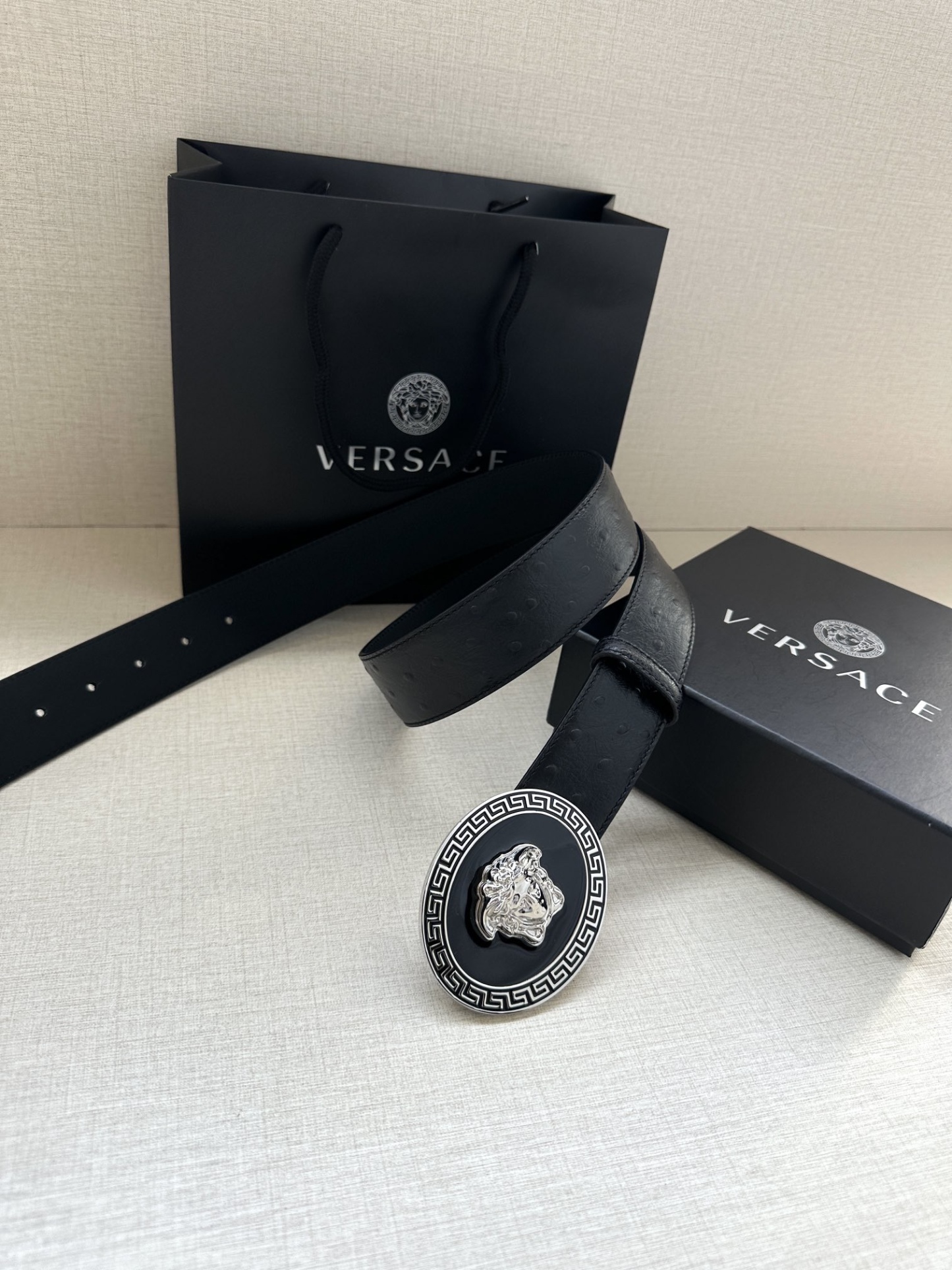 寬度：4.0cm （範思哲） 此款橢圓五金配件、腰帶飾有標誌性的Versace美杜莎頭像扣，彰顯品牌格調。是一款精美的衣櫥必備單品。