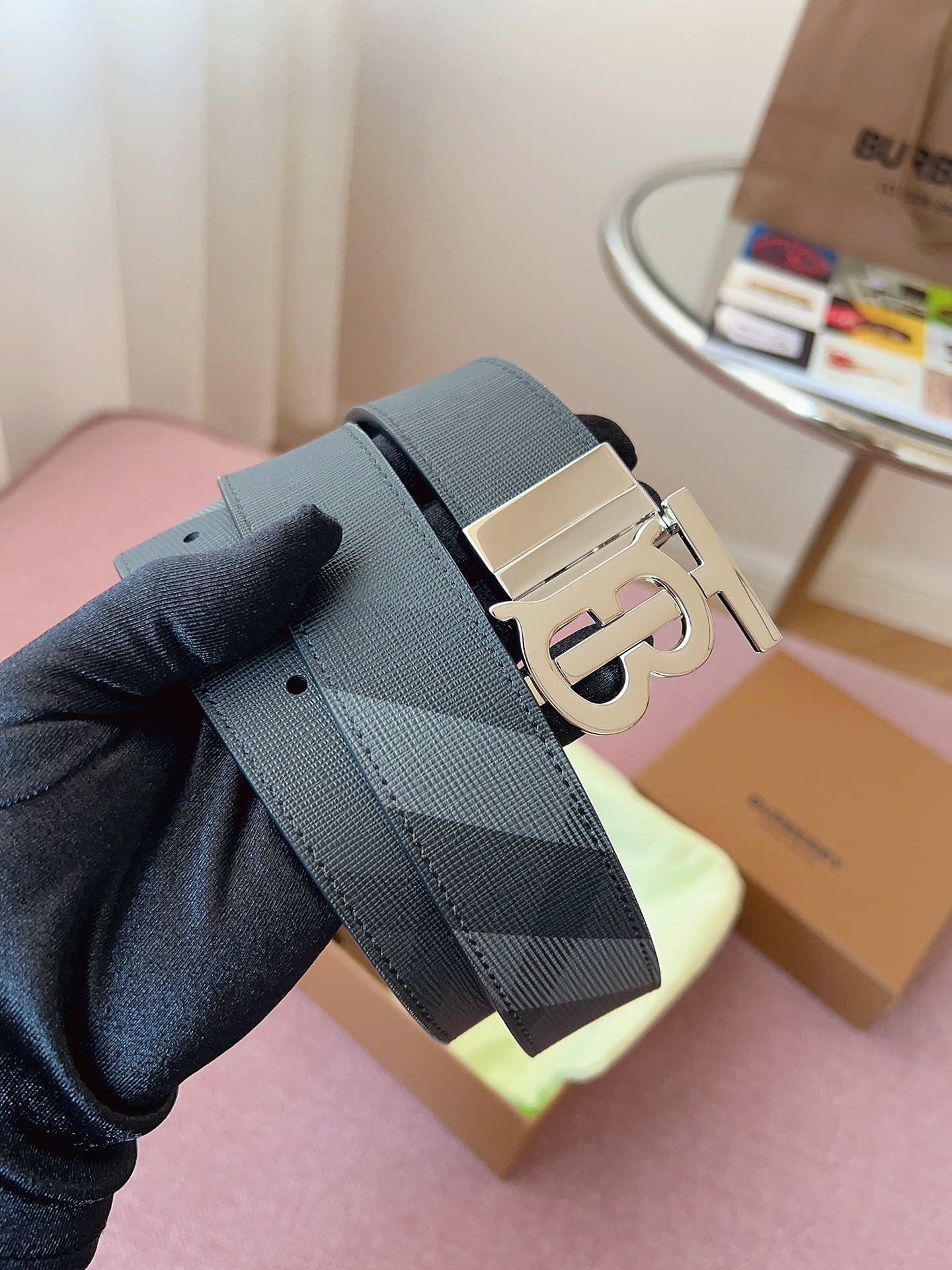 
Burberry博柏利品牌始終秉承傳統精髓，彰顯卓爾不凡的匠制工藝，優雅率性的英倫設計與銳意革新的時尚理念。3.5cm