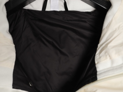 Adidas 阿迪達斯 三條槓保暖專櫃長款落肩款羽絨服
明星同款阿迪羽絨服 adidas 休閒舒適保暖長款羽絨服 男女同款  面料採用原版定制防水防靜電布料 內里採用尼龍雙層封禁設計 過膝長款設計超級保暖 分區填充300克標準80白鴨絨 蓬松度超好 輕便不厚重 拉鍊帶有定制logo 袖子側邊經典三條槓 內里配備口袋 胸前刺繡硅膠小標 清晰立體又飽滿 袖口鬆緊設計更加防風保暖 下擺按扣設計可隨意調節 方便戶外行動 寬松的版型不挑人 穿上就是行走的棉被 絲毫不懼寒冬 
L SIZE:S-XL