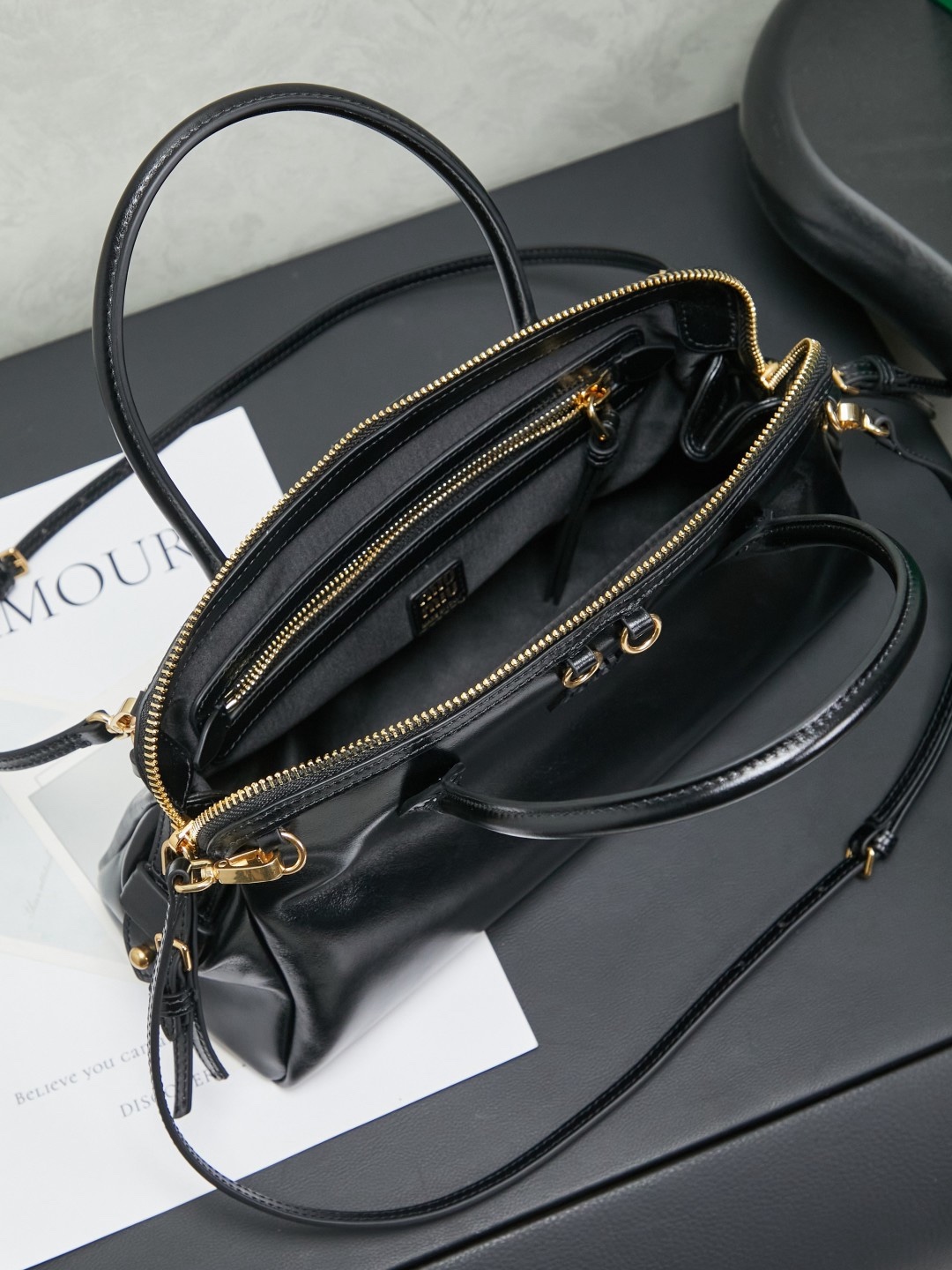 Miumiu新款贝壳包油蜡皮复古美， 审美真的很在线噢， 多种背法的松弛感拉满贝壳形状+手柄设计， 复古又时尚  ，慵懒的风格 不论是日常闲坐还是约会逛街都是很时髦. 总之就是很好看啦.. 可自己diy小挂件哦～