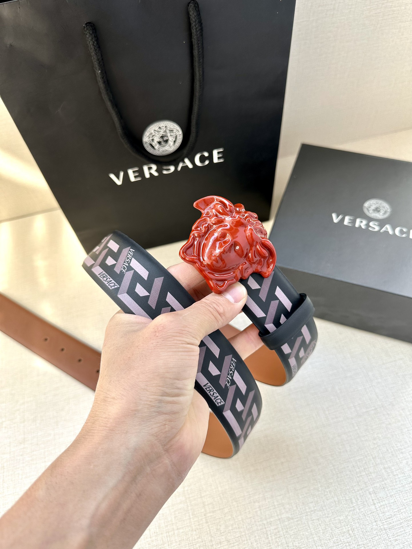 寬度4.0cm VERSACE（範思哲）此款Palazzo腰帶採用牛皮革面料製作，並飾有Le Pop Classique圖案印花和標誌性的美杜莎五金配件。