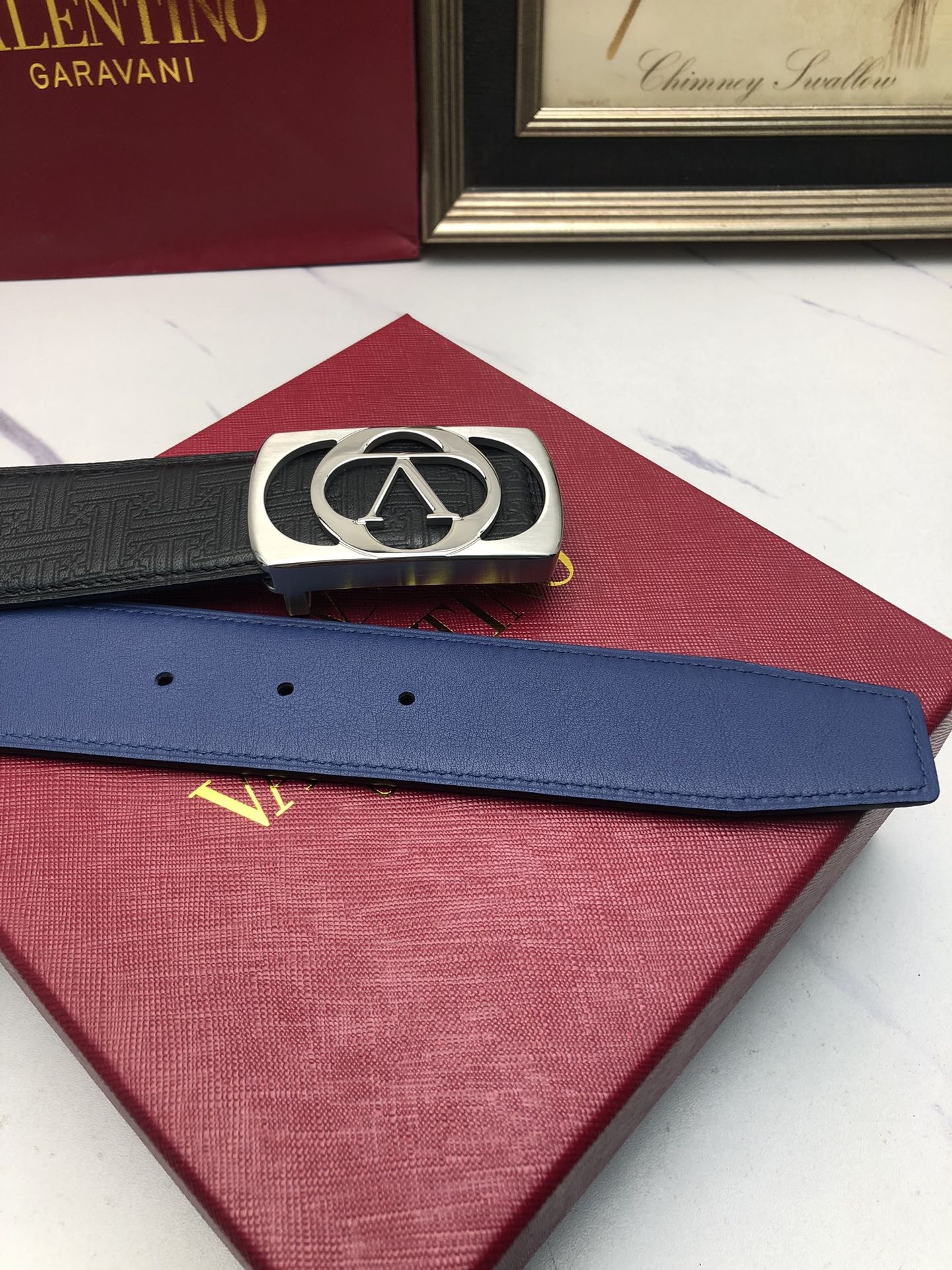 華倫天奴：原單頭層小牛皮燙印花紋，內襯頭層牛皮底，營造織紋外觀。飾以標誌原單扣。專櫃寬度4.0