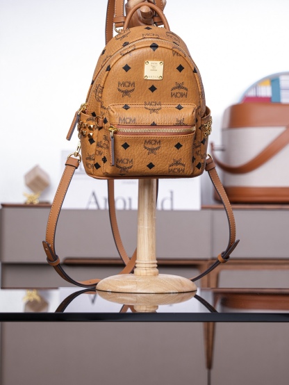 𝙈𝘾𝙈 𝙎𝙩𝙖𝙧𝙠 𝘽𝙚𝙗𝙚 𝘽𝙤𝙤 𝙓-𝙈𝙞𝙣𝙞
超迷你干邑色#双肩包

·CP独家出品｜干邑色
这款迷你Stark Visetos双肩背包饰有铆钉细节。
经典Stark双肩背包由经典Visetos制成，饰以豪华的Nappa皮革饰边及前卫感十足的铆钉细节。

型号：MMK6SVE92CO001
尺寸：21*10*17.5cm
肩带：32.5-124cm/可调节
颜色：干邑色/Cognac🟫