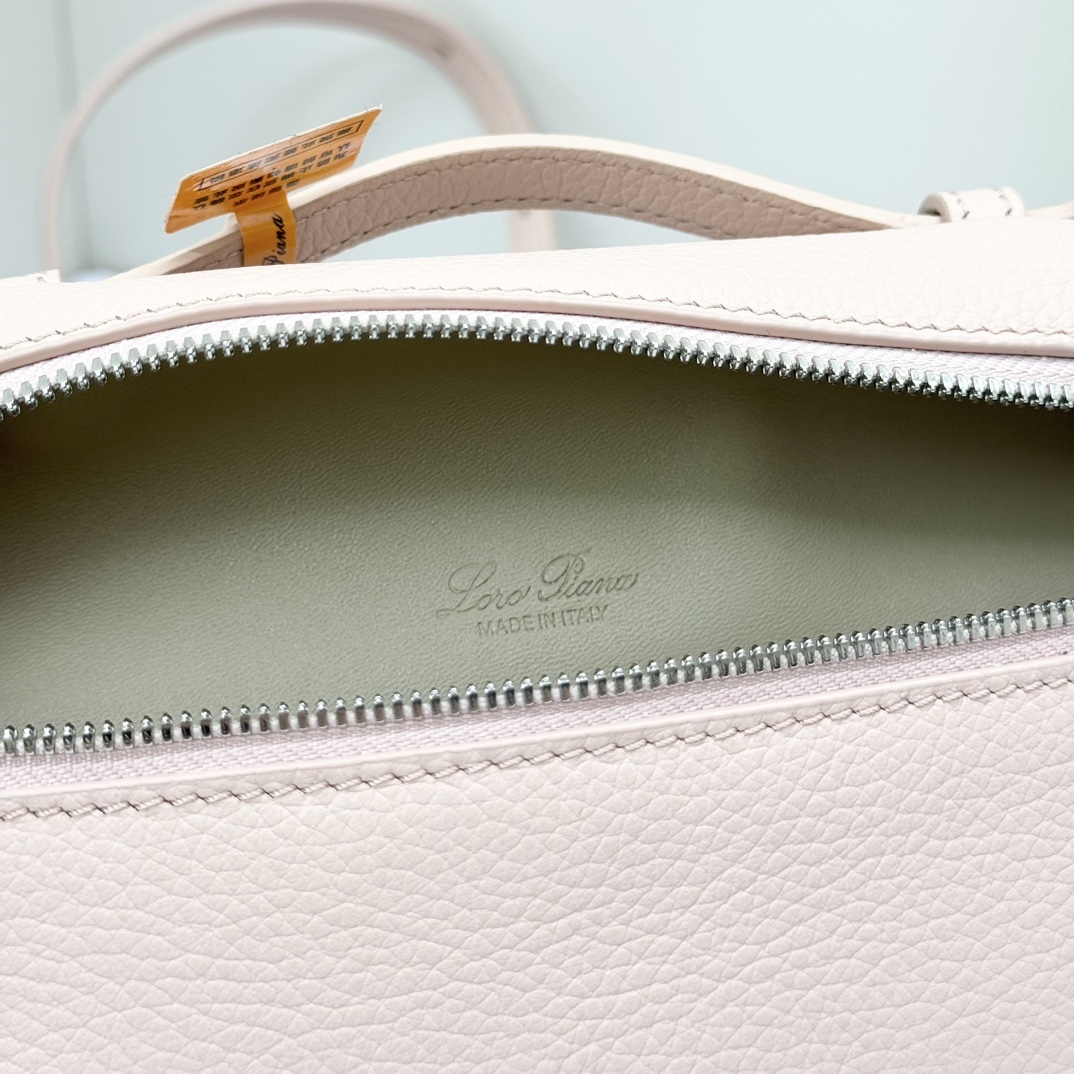 𝓛𝓸𝓻𝓸 𝓟𝓲𝓪𝓷𝓪諾悠翩雅
𝑬𝒙𝒕𝒓𝒂 𝑷𝒐𝒄𝒌𝒆𝒕 𝑳𝟏𝟗 
這是一款大開口結構的功能性設計的手拿包，經典風格和簡約設計的組合體。包身採用進口原廠小牛皮材質，輕微的錘紋呈現優雅的紋理，內里採用進口原廠小羊皮。皮革手柄和可拆卸肩帶，可打造出不同背法實用百搭。雙向拉鍊開合，搭配My Charms銀色金屬掛飾。（LP特級全鋼配件五金）
size：11×19×6.5cm
貨號：FAN4046
配套全套專櫃禮盒包裝🎁