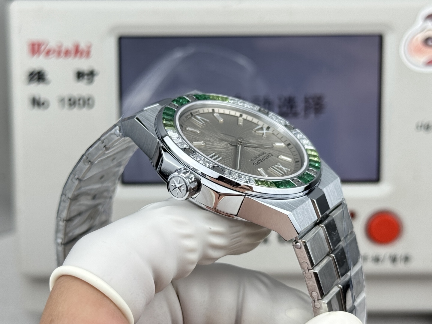 GH—Factory 獨家力作👍
蕭邦AlpineEagle雪山傲翼系列
🌈彩T鑽🌟變色龍🦎滿天星✨限量款及隱藏款首推
如炬目光，比擬暗夜星芒⛰️於山川湖海間🌊洞見紳士願景與磅礡未來👔
尺寸：原裝一致41mmX9.7mm
機芯：9015改Chopard 01.01-c
錶鏈：獨家原版開模金磚型鏈節一體式錶鏈
岩石紋錶盤，鍍銠羅馬數字，時針及分針時標均覆以Super-LumiNova® X1級螢光塗層
致獻當代“雄鷹”，志存高遠之人在日常生活中超邁群倫，其視野啓迪人心、昇華情志。憑借遠見和決心，