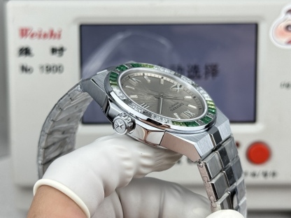 GH—Factory 獨家力作👍
蕭邦AlpineEagle雪山傲翼系列
🌈彩T鑽🌟變色龍🦎滿天星✨限量款及隱藏款首推
如炬目光，比擬暗夜星芒⛰️於山川湖海間🌊洞見紳士願景與磅礡未來👔
尺寸：原裝一致41mmX9.7mm
機芯：9015改Chopard 01.01-c
錶鏈：獨家原版開模金磚型鏈節一體式錶鏈
岩石紋錶盤，鍍銠羅馬數字，時針及分針時標均覆以Super-LumiNova® X1級螢光塗層
致獻當代“雄鷹”，志存高遠之人在日常生活中超邁群倫，其視野啓迪人心、昇華情志。憑借遠見和決心，