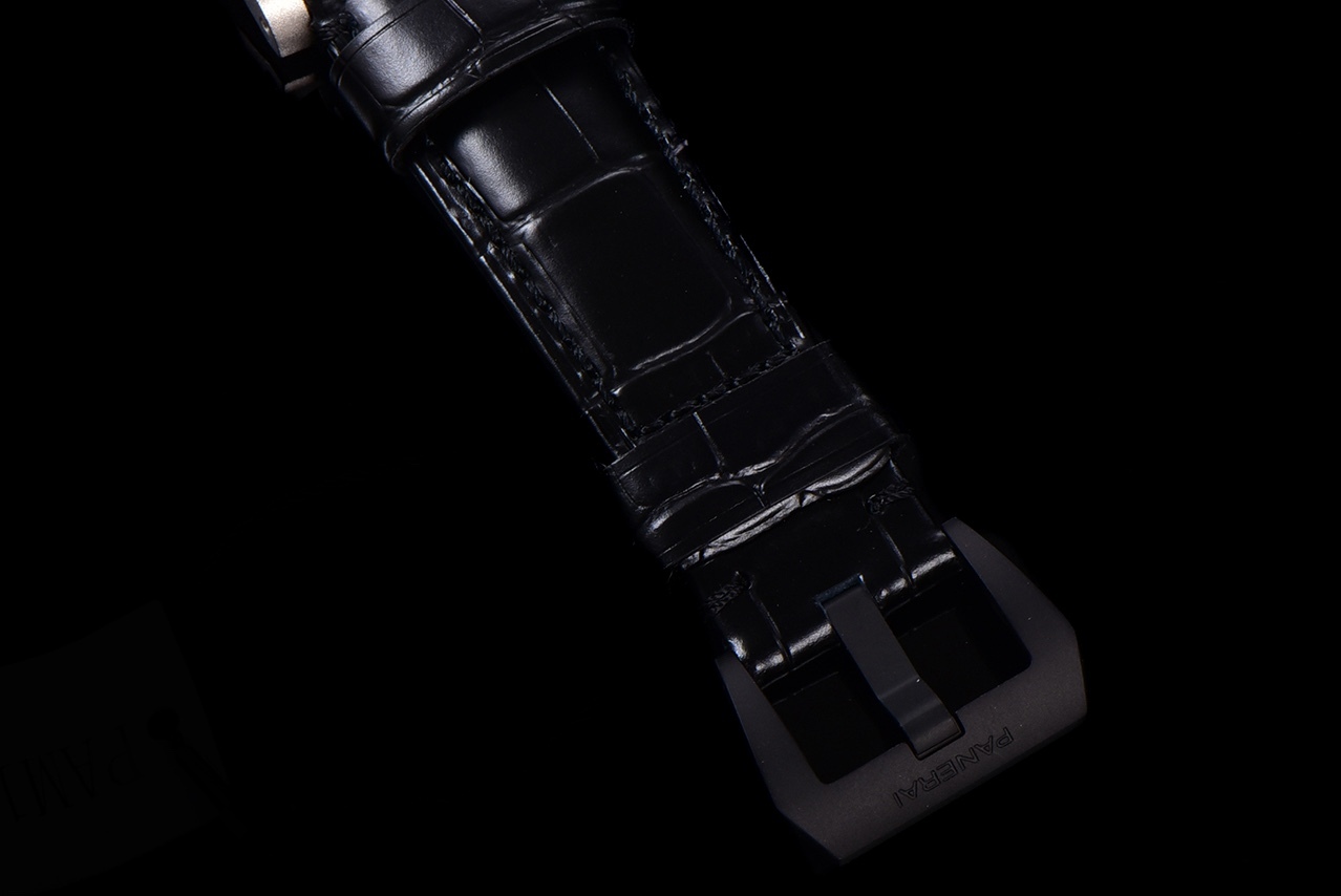 SB限量發行：沛納海廬米諾系列PAM01096腕表，鈦金屬表殼搭配意大利進口小牛皮錶帶，Scafotech TM 材料錶盤，阿拉伯數字及小時標示以白色Super-LumiNova TM 夜光塗層塗覆，綠色夜光顯示。印有特別制訂的「Luna Rossa Challenger 36th America’s Cup」字樣，搭載P.9010/GMT型自動機芯，42毫米。