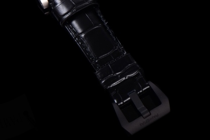 SB限量發行：沛納海廬米諾系列PAM01096腕表，鈦金屬表殼搭配意大利進口小牛皮錶帶，Scafotech TM 材料錶盤，阿拉伯數字及小時標示以白色Super-LumiNova TM 夜光塗層塗覆，綠色夜光顯示。印有特別制訂的「Luna Rossa Challenger 36th America’s Cup」字樣，搭載P.9010/GMT型自動機芯，42毫米。