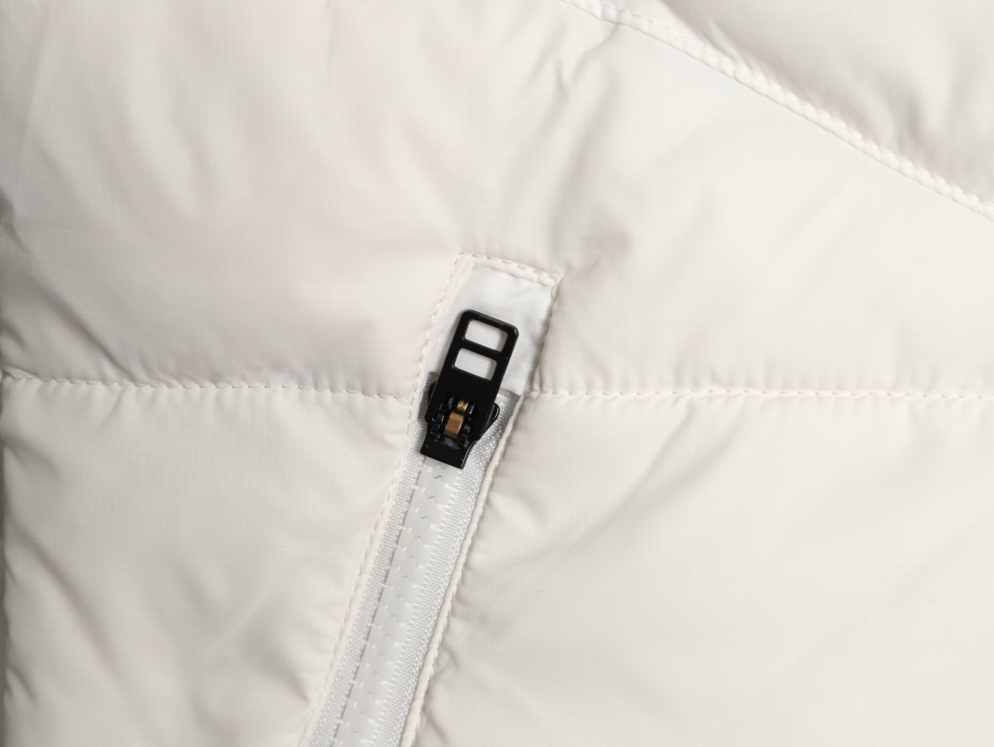 Nike/耐克Windrunner風行者2025經典款新款輕薄連帽羽絨服外套夾克
原版復刻 頂級品質  專櫃尺碼 零下十幾度無壓力 極地防寒防風防水防雪！超級蓬松度 休閒運動 街頭時尚潮流休閒運動連帽保暖短款羽絨服 鎖絨效果好 不拽絨 品質看得見 蓬松度爆表 能在衣物內形成大量空氣隔熱層 輕鬆抵御零下20°C的嚴寒 哪怕極寒天氣也能牢牢鎖住體溫 讓你在冰天雪地中也能溫暖如春 高含絨量帶來極致輕盈的穿著體驗 告別傳統羽絨服的臃腫感 活動自如 溫暖卻不笨重 
L SIZE:S-2XL