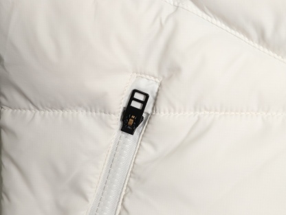 Nike/耐克Windrunner風行者2025經典款新款輕薄連帽羽絨服外套夾克
原版復刻 頂級品質  專櫃尺碼 零下十幾度無壓力 極地防寒防風防水防雪！超級蓬松度 休閒運動 街頭時尚潮流休閒運動連帽保暖短款羽絨服 鎖絨效果好 不拽絨 品質看得見 蓬松度爆表 能在衣物內形成大量空氣隔熱層 輕鬆抵御零下20°C的嚴寒 哪怕極寒天氣也能牢牢鎖住體溫 讓你在冰天雪地中也能溫暖如春 高含絨量帶來極致輕盈的穿著體驗 告別傳統羽絨服的臃腫感 活動自如 溫暖卻不笨重 
L SIZE:S-2XL