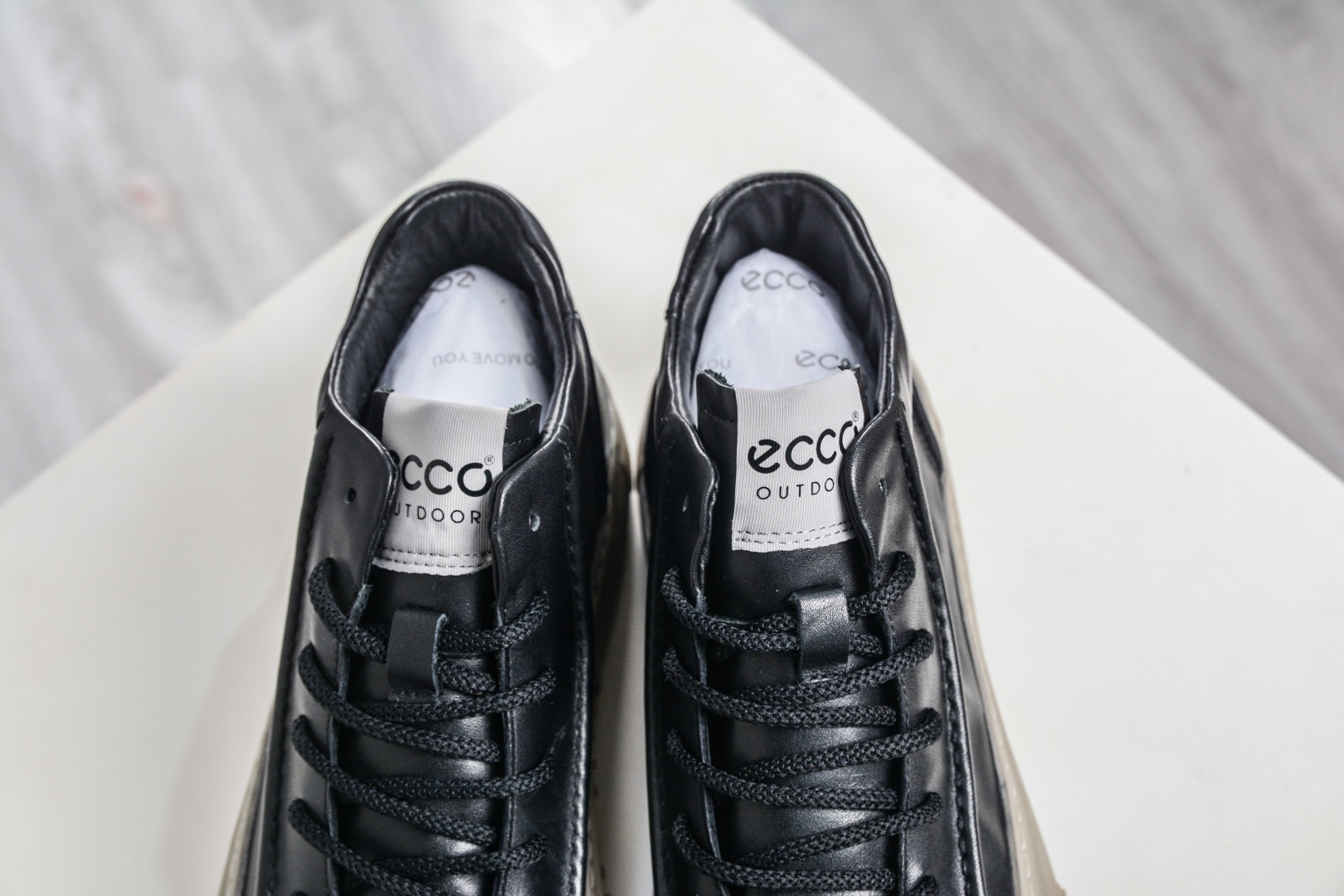 ECCO愛步男鞋中高幫熱門款 厚底增高潮酷板鞋 街頭時尚 休閒百搭 意趣出街 玩轉城市 
碼數：38 39 40 41 42 43 44（皮鞋碼）