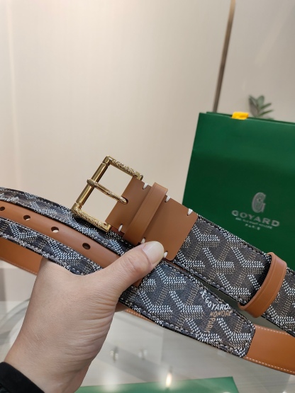 
Goyard(戈雅)腰帶源於法國奢侈品牌，設計風格簡約低調，腰帶身有標誌性帆布搭配進口頭層牛皮，腰帶扣採用簡約精品鋼扣，延續品牌的低調奢華，帶身寬度3.8CM，適用商務休閒日常佩戴。