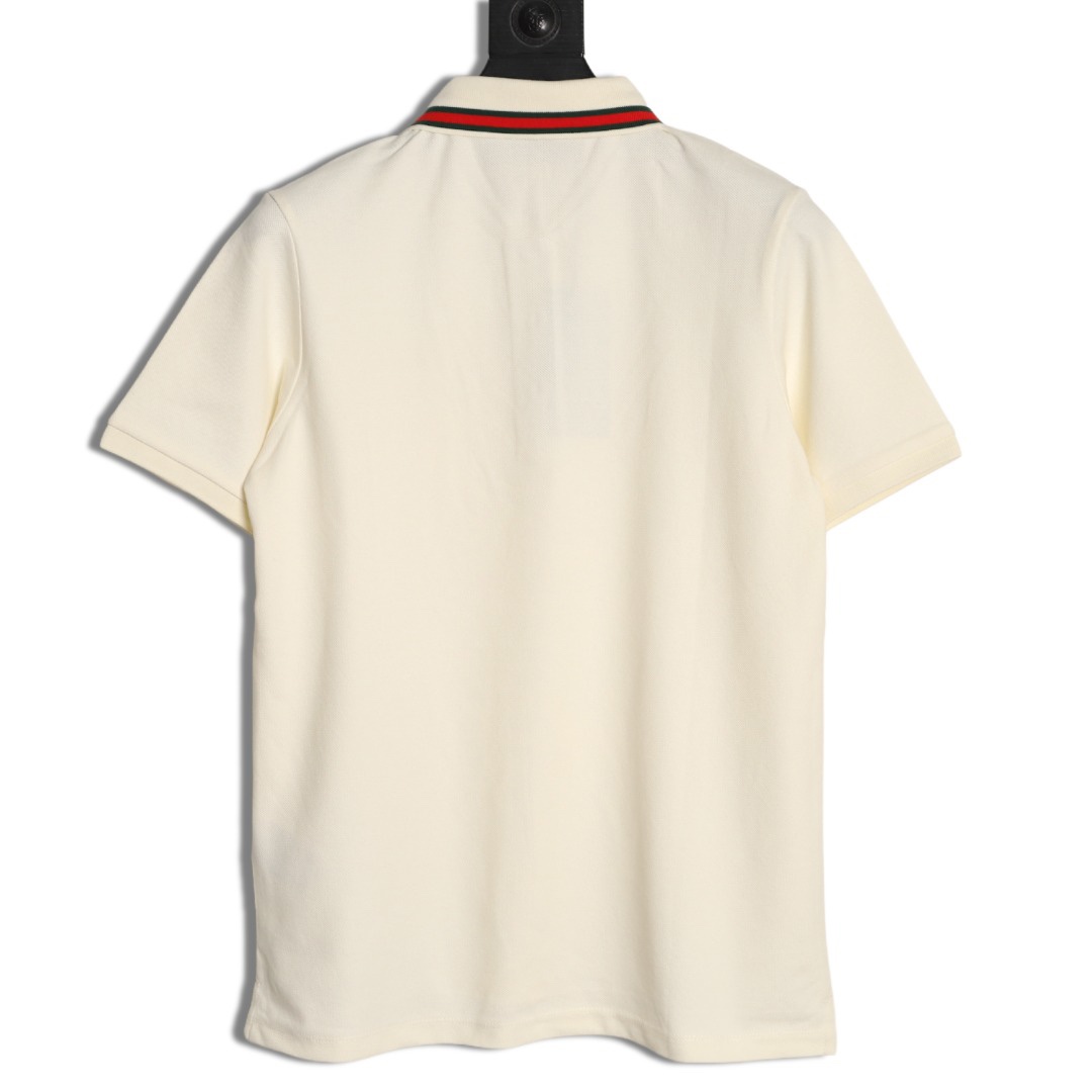 Gucci/古馳 24ss 胸口雙G刺繡Polo短袖
原品購入，採用60支雙股250克重棉氨混紡雙面珠地面料，條紋相間拼色衣領定為雙系統提花定織扁機製成。GG互扣刺繡圖案採用進口田島機器，榻榻米刺繡搭配挨針繡工藝，刺繡非常的飽滿，精細針法綿密，以榻榻米刺繡工藝打底，挨針繡描廓邊緣及字母繡花，層次清晰豐富立體。前胸無明線無散口雙層面筒，袖口縫盤螺紋同為扁機織造，採用TAJIMA進口機台加工，人工手縫領標開背領標帶防偽芯片，紐扣開模天然塔羅貝炭黑刻字牛角扣，三標輔料同步定 制。經典翻領設計